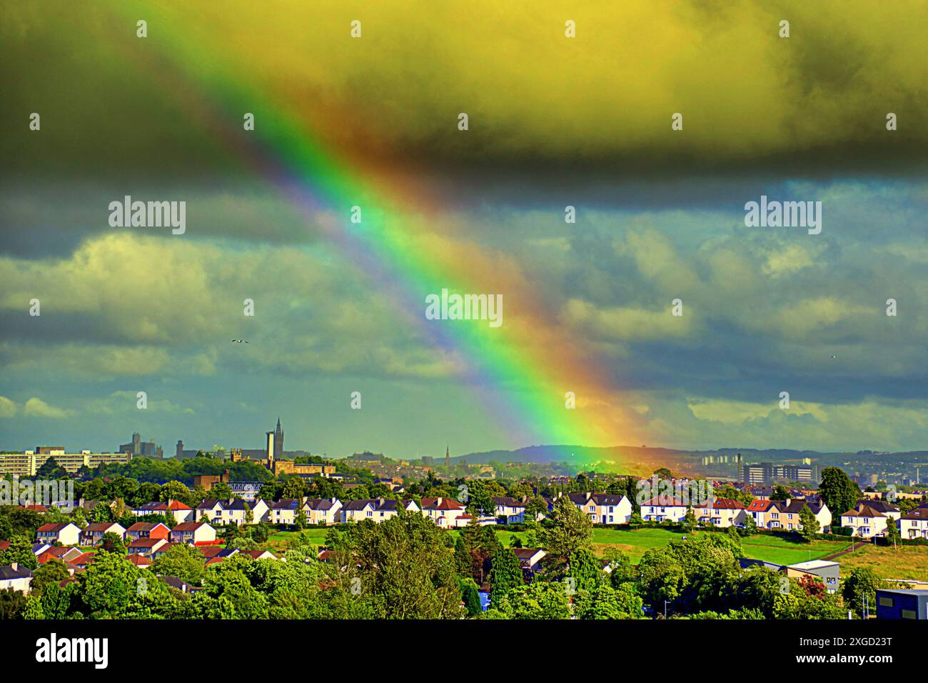 Glasgow, Schottland, Großbritannien. 8. Juli 2024: Das Wetter in Großbritannien: Sonnig und bewölkt mit kleinen leichten Schauern sah später am Nachmittag ein Regenbogen im Westende. Credit Gerard Ferry/Alamy Live News Stockfoto