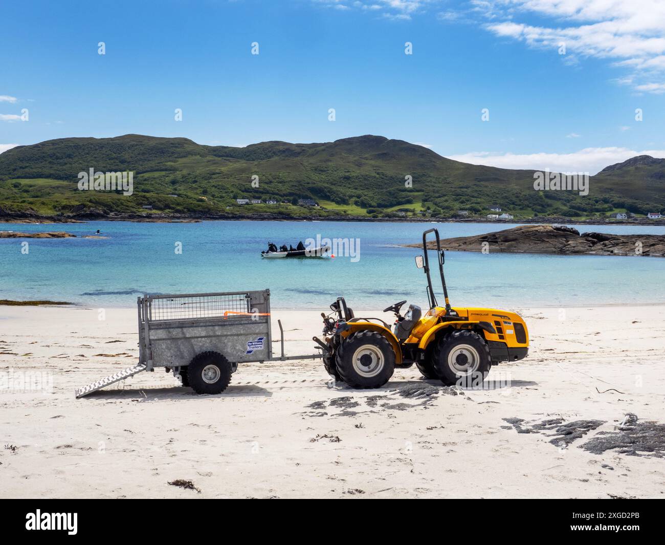 Ein Traktor und Trailor an einer Shell-Sandbucht in Sanna nahe Ardnamurchan Point, Schottland, dem westlichsten Punkt auf dem britischen Festland. Stockfoto