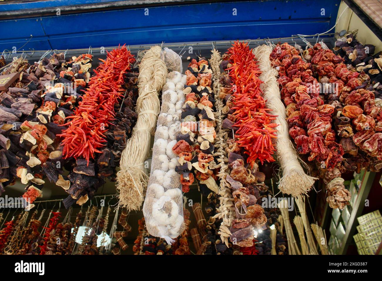 athen griechenland EU-Knoblauch Chilis Tomaten hängen an Haken in Fotsis Gewürz- und Kräuterladen Tür Stockfoto