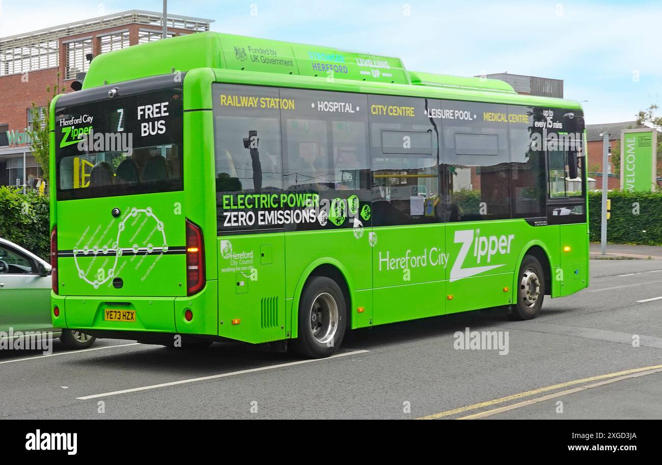 Anfang Juni 2024 berichtete der Stadtrat von Hereford in einer Online-Ankündigung, in der er seinen neuen Free to Ride Hereford City Zipper Bus Service begrüßte. Die von der Regierung finanzierten und alle 15 Minuten laufenden Zero Emissions-Eindecker-Elektrofahrzeuge des Typs Yutong E9 werden in China hergestellt. Bushaltestellen umfassen den Bahnhof, Krankenhäuser und einige große Supermärkte. Hier in der Blackfriars Street, Abfahrt von einer Bushaltestelle in der Nähe des Waitrose Stores. Stockfoto
