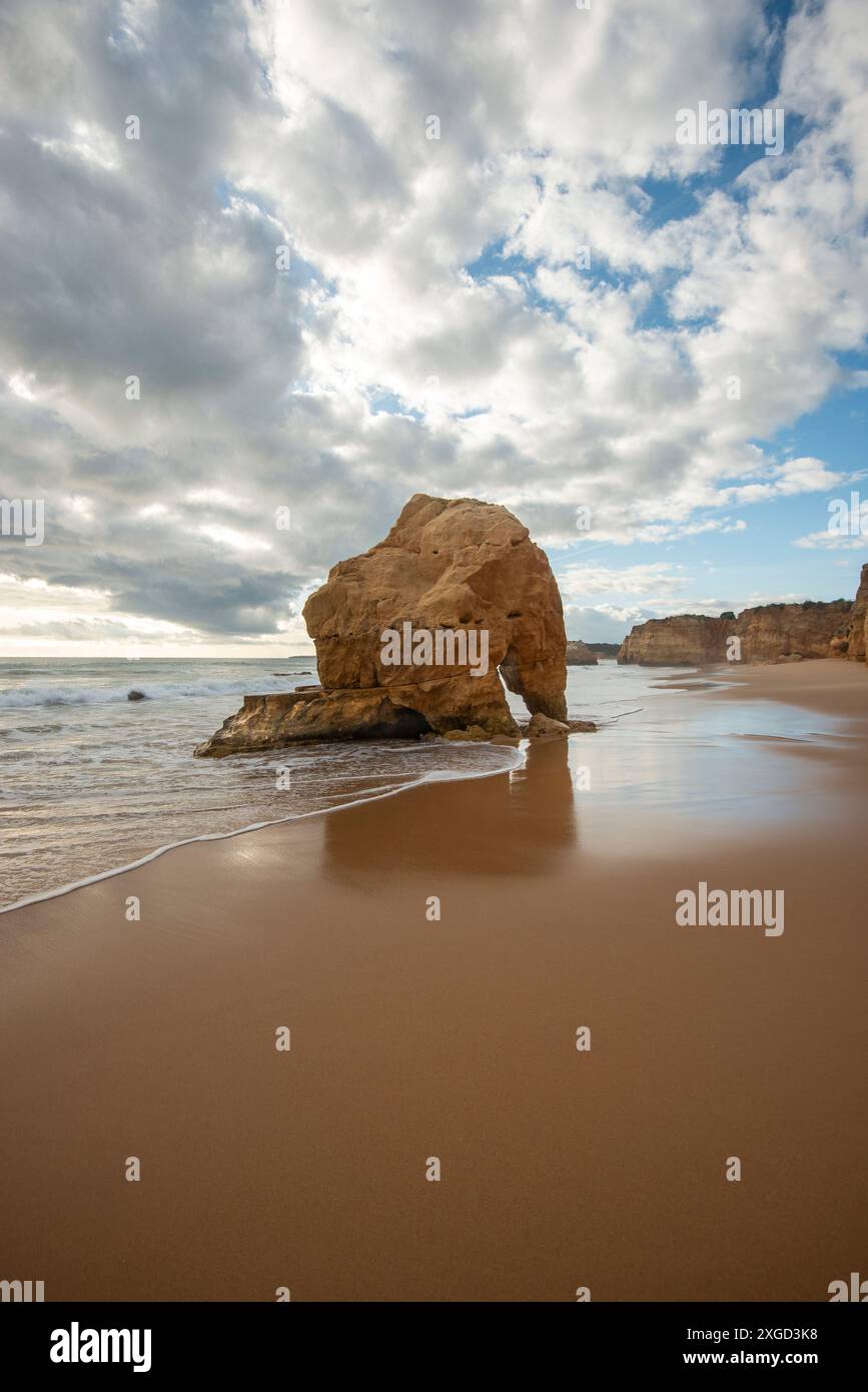 Praia da Rocha Strand mit Felsformation mit bewölktem Himmel, Reiseziel im Winter Stockfoto