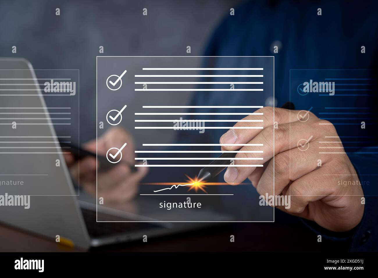 Ideen für elektronische Signaturen, Ferngeschäfte, Mobiltelefone und Vertragshologramme für Signaturen. Remote Collaboration, Kopierbereich. Gemischte Medien Stockfoto
