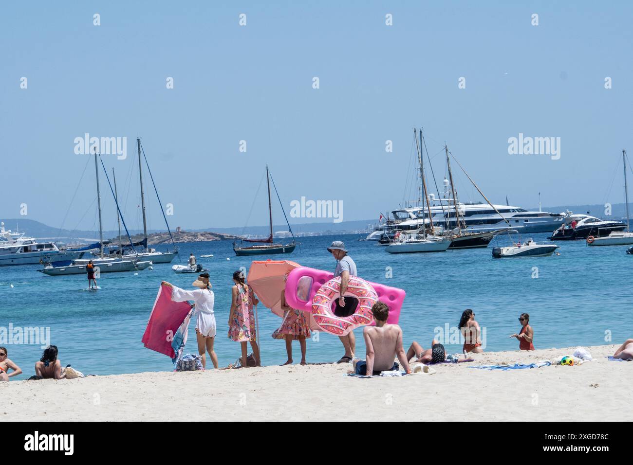 Eindrücke vom Strand im Touristenort Palmanova auf der Insel Mallorca zur Hauptsaison im Sommer 2024Mittelmeerinsel Mallorca während der Hauptsaison im Juli 2024, Palma Mallorca Spanien Playa de Palma *** Impressionen vom Strand im Ferienort Palmanova auf der Insel Mallorca während der Hochsaison im Sommer 2024 Mittelmeerinsel Mallorca während der Hochsaison im Juli 2024, Palma Mallorca Spanien Playa de Palma Stockfoto