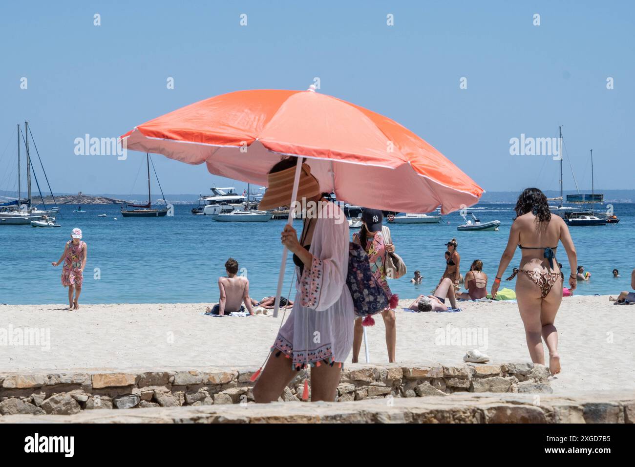 Eindrücke vom Strand im Touristenort Palmanova auf der Insel Mallorca zur Hauptsaison im Sommer 2024Mittelmeerinsel Mallorca während der Hauptsaison im Juli 2024, Palma Mallorca Spanien Playa de Palma *** Impressionen vom Strand im Ferienort Palmanova auf der Insel Mallorca während der Hochsaison im Sommer 2024 Mittelmeerinsel Mallorca während der Hochsaison im Juli 2024, Palma Mallorca Spanien Playa de Palma Stockfoto