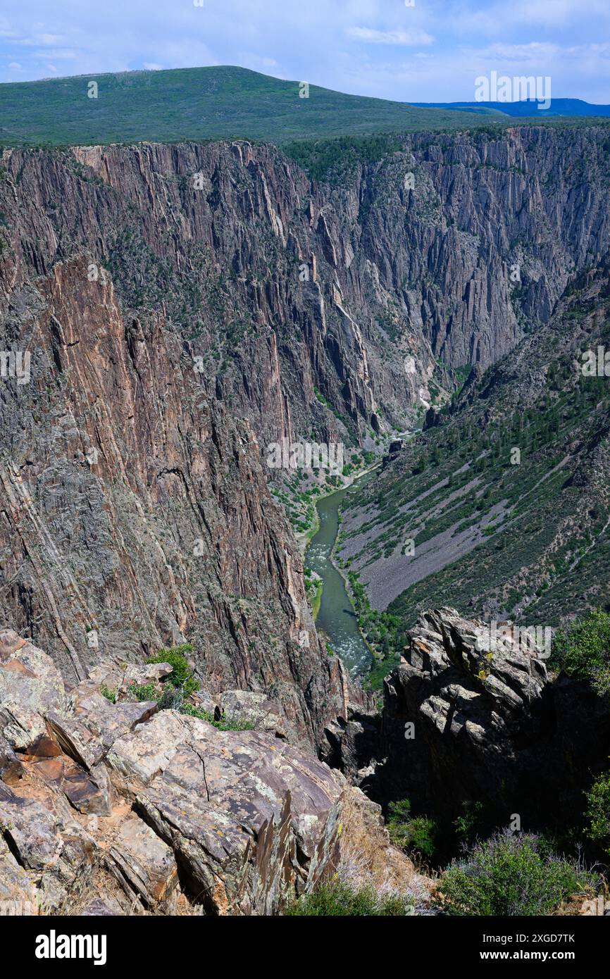 Blick in den Black Canyon of the Gunnison mit dem Fluss und den zerklüfteten Mauern im Colorado National Park Stockfoto