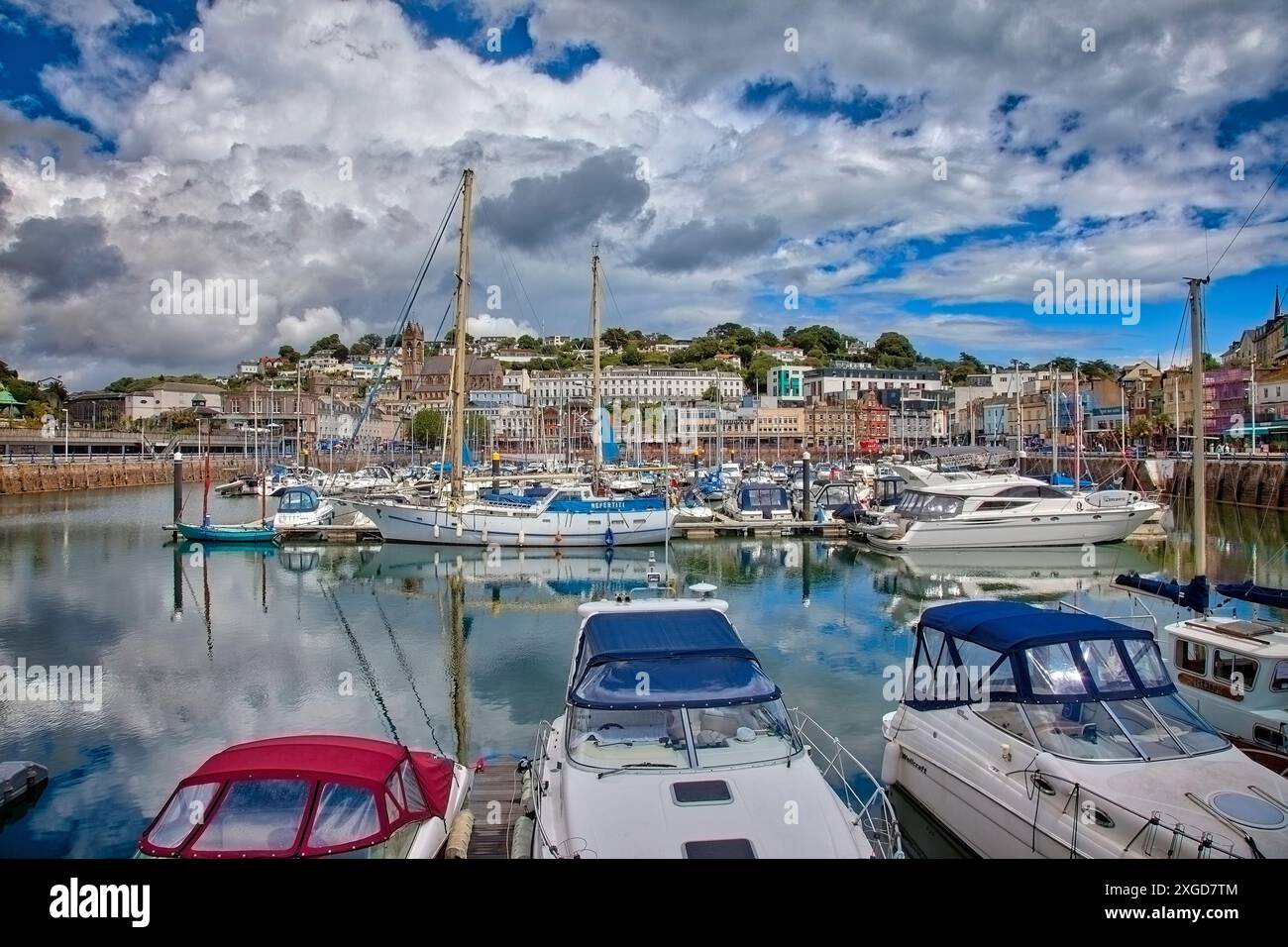 GB - DEVON: Geschäftiger Inner Harbour in Torquay mit St. John the Apostle Church und Sovereign House im Hintergrund (HDR- Fotografie von Edmund Nagele FRPS) Stockfoto