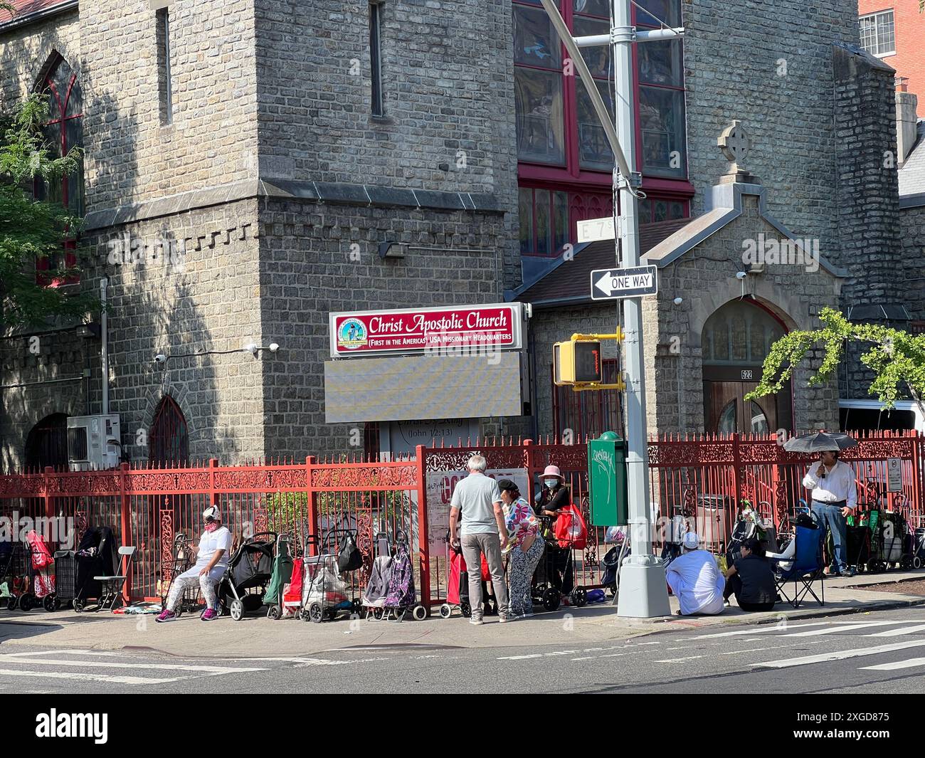 Menschen stehen an, um Essen aus einer kirchlichen Speisekammer im Stadtteil Kensington in Brooklyn, New York, zu erhalten. Stockfoto