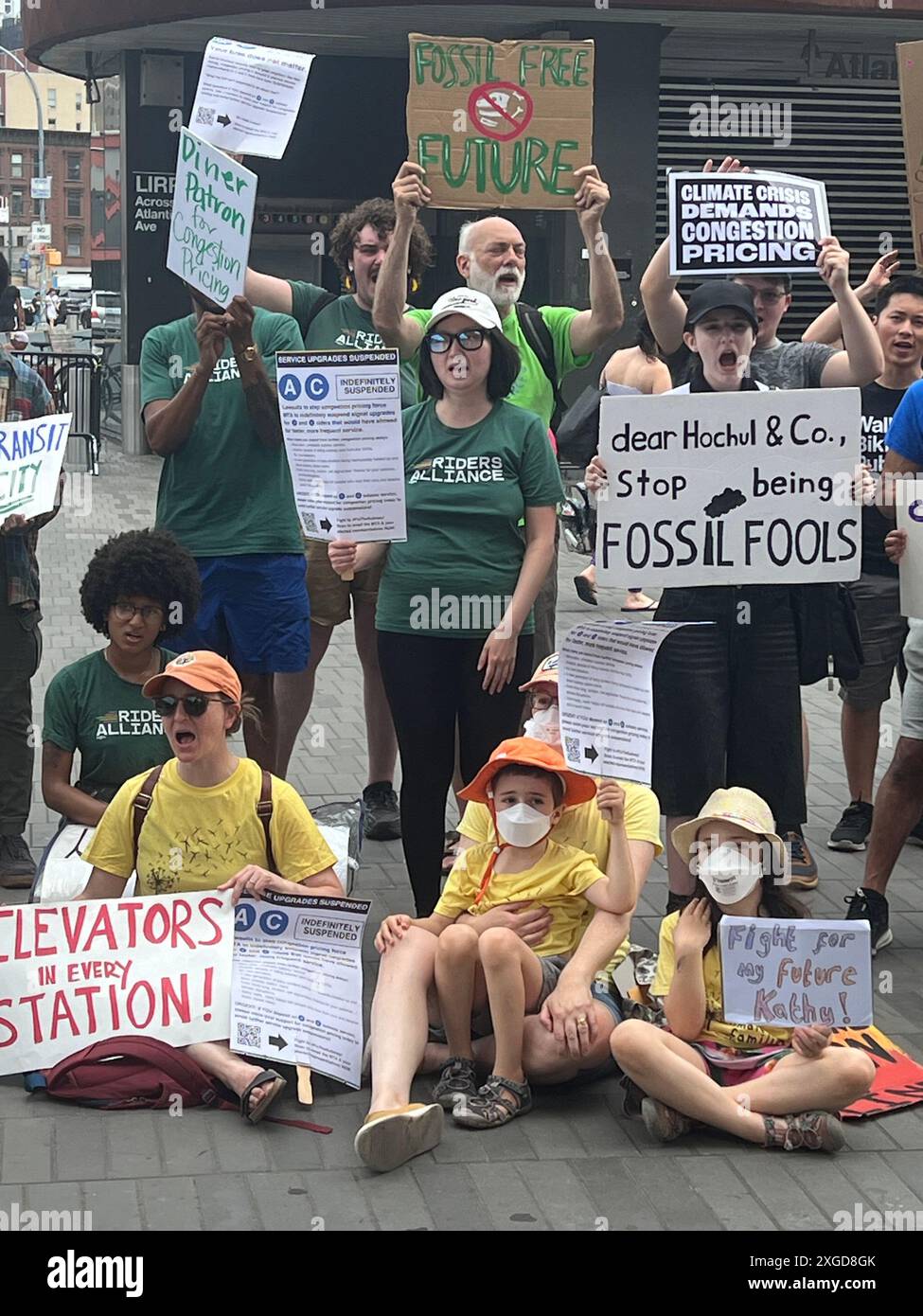 Mitglieder der Riders Alliance und andere Gruppen sprechen sich für die Preisgestaltung von Verkehrsstaus in Manhattan aus, um Umweltverschmutzung und Straßenüberlastung zu verringern. Stockfoto