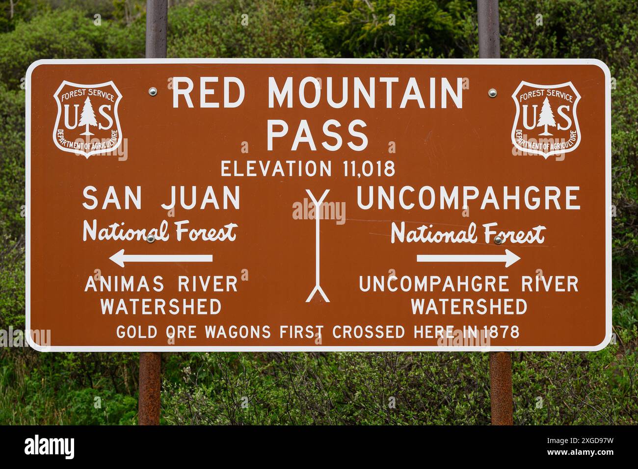 Silverton, CO, USA - 13. Juni 2024; Schild für Red Mountain Pass Colorado mit Angaben zur Höhe und zum National Forest Stockfoto