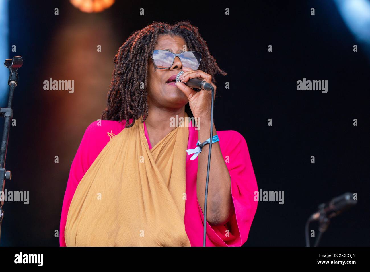 East Sussex, Großbritannien. Juli 2024. Valerie Etienne mit der Band Galliano scheint während der Veranstaltung live auf der Bühne zu sein. Love Supreme Festival in Glynde Place Est Sussex. Auf der Hauptbühne des Love Supreme Jazz Festivals werden Live-Auftritte von Chaka Khan, Kool & The Gang, Joss Stone, Galliano und The Funk Soul Brothers aufgeführt, darunter Junior Giscombe, David Grant MBE und Errol Kennedy. Quelle: SOPA Images Limited/Alamy Live News Stockfoto