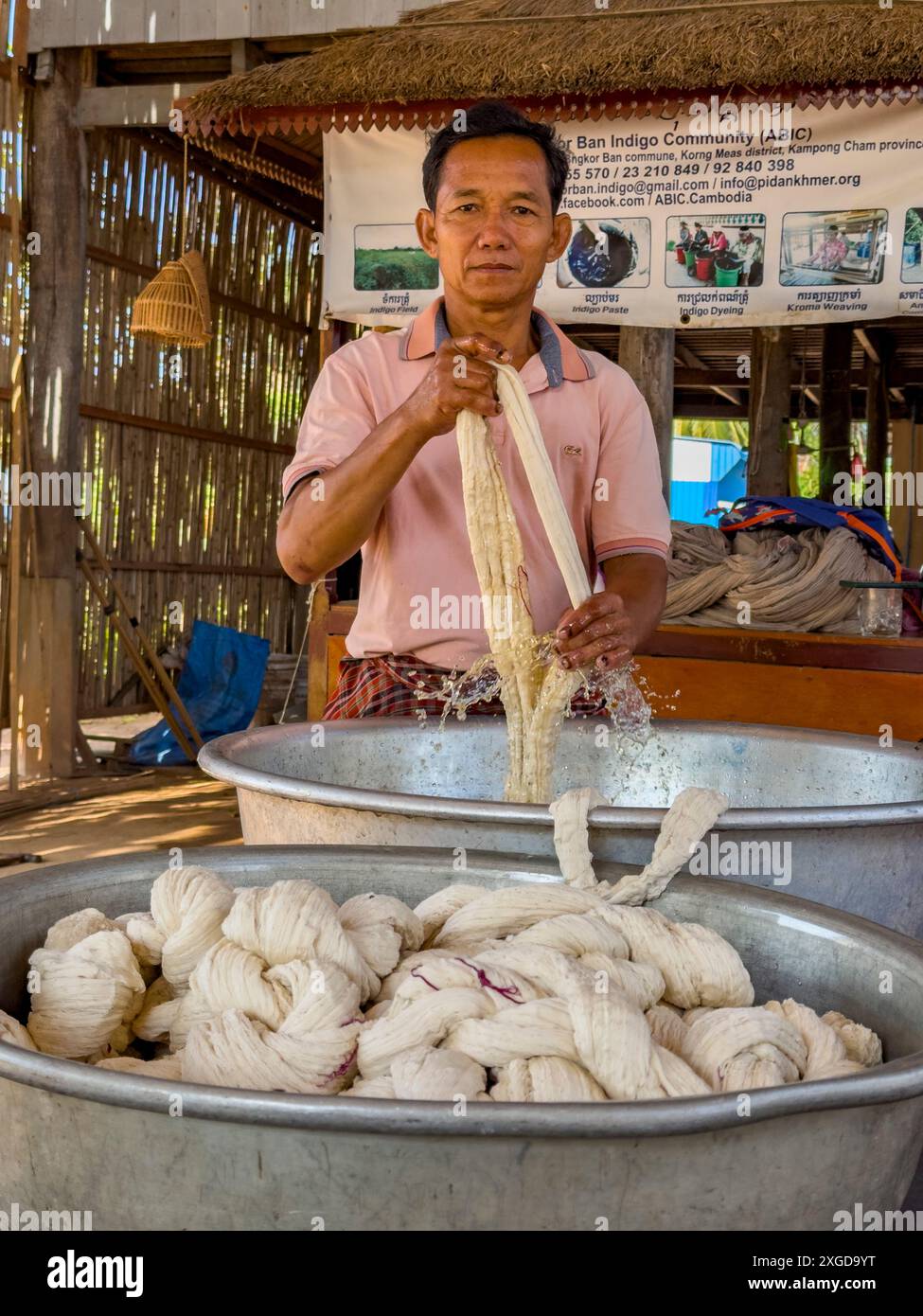 Ein Mann, der Wolle zum Färben reinigt, im kleinen Dorf Angkor Ban, Provinz Battambang, Kambodscha, Indochina, Südostasien, Asien Stockfoto