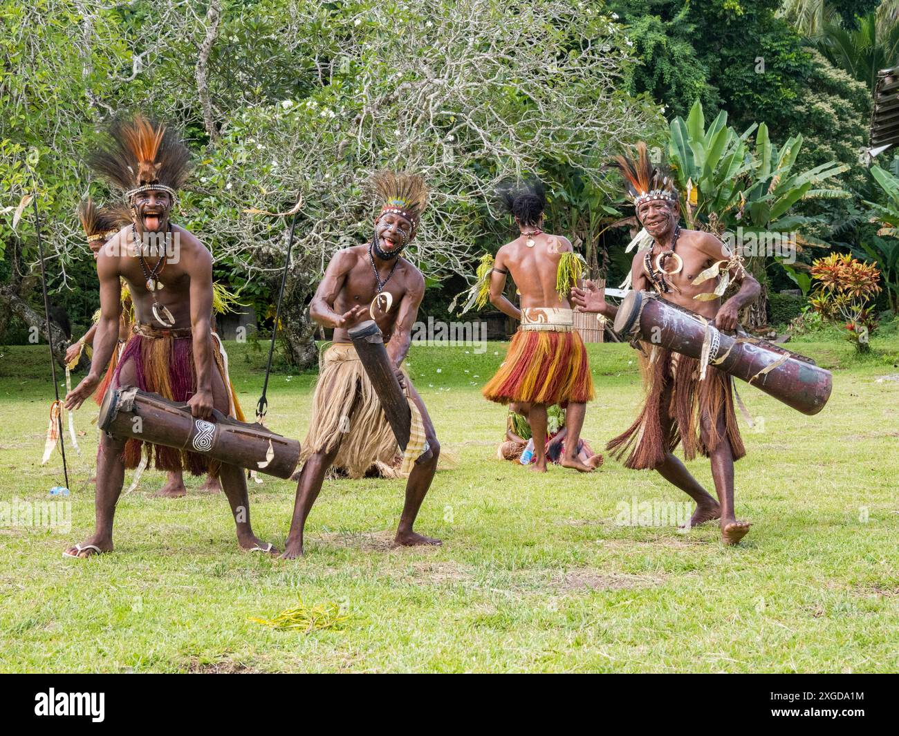 Sechs verschiedene Gruppen einheimischer Krieger, Trommler und Tänzer treten auf Kwato Island, Papua-Neuguinea, Pazifik auf Stockfoto