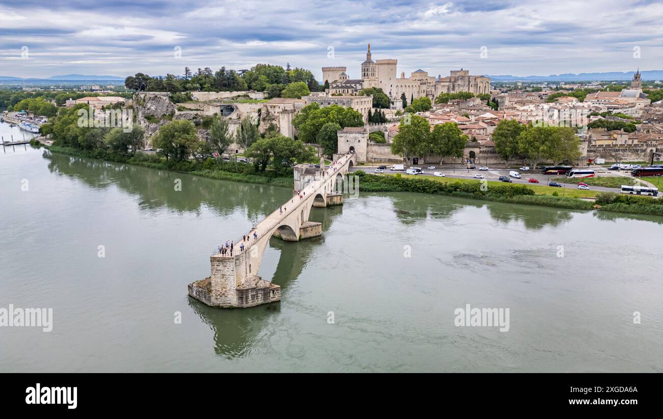 Aus der Vogelperspektive der historischen Brücke von Saint Benezet (Pont d'Avignon) mit der historischen Stadt Avignon, UNESCO-Weltkulturerbe, Vaucluse, Provence-Alpes- Stockfoto