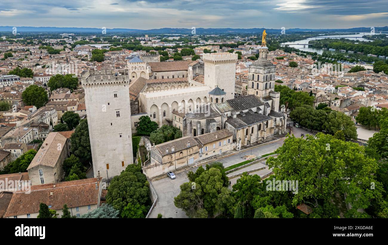 Luftaufnahme der historischen Stadt und des Päpstlichen Palastes, Avignon, UNESCO-Weltkulturerbe, Vaucluse, Provence-Alpes-Cote d'Azur, Frankreich, Europa Stockfoto