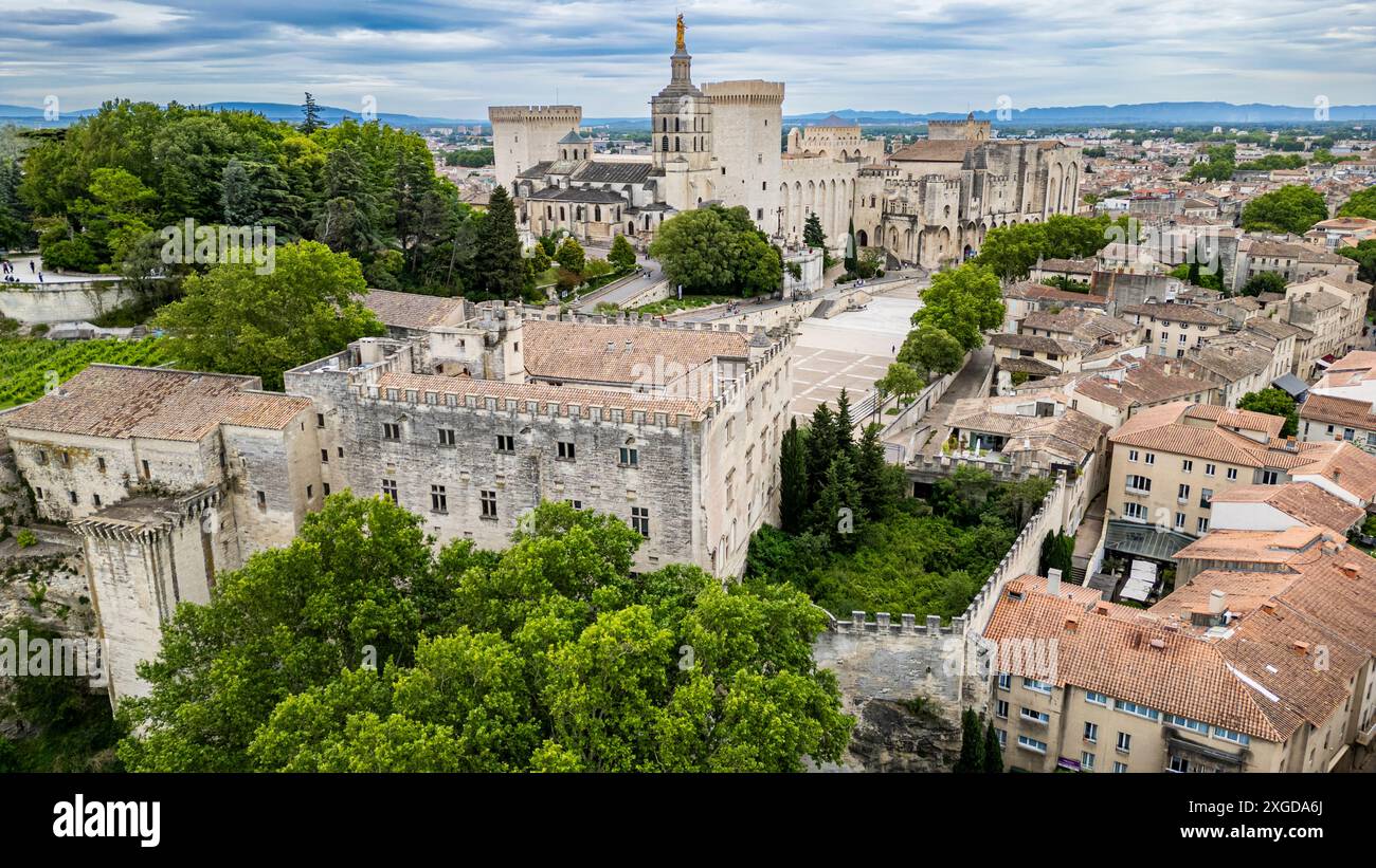 Luftaufnahme der historischen Stadt und des Päpstlichen Palastes, Avignon, UNESCO-Weltkulturerbe, Vaucluse, Provence-Alpes-Cote d'Azur, Frankreich, Europa Stockfoto