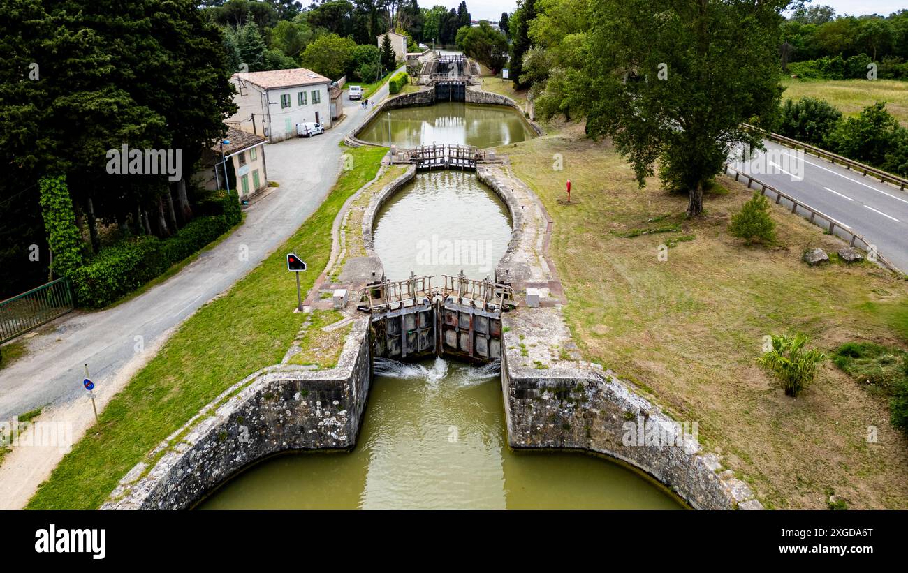 Luftaufnahme des Canal du Midi in der Nähe von Carcassonne, UNESCO-Weltkulturerbe, Aude, Okzitanien, Frankreich, Europa Stockfoto