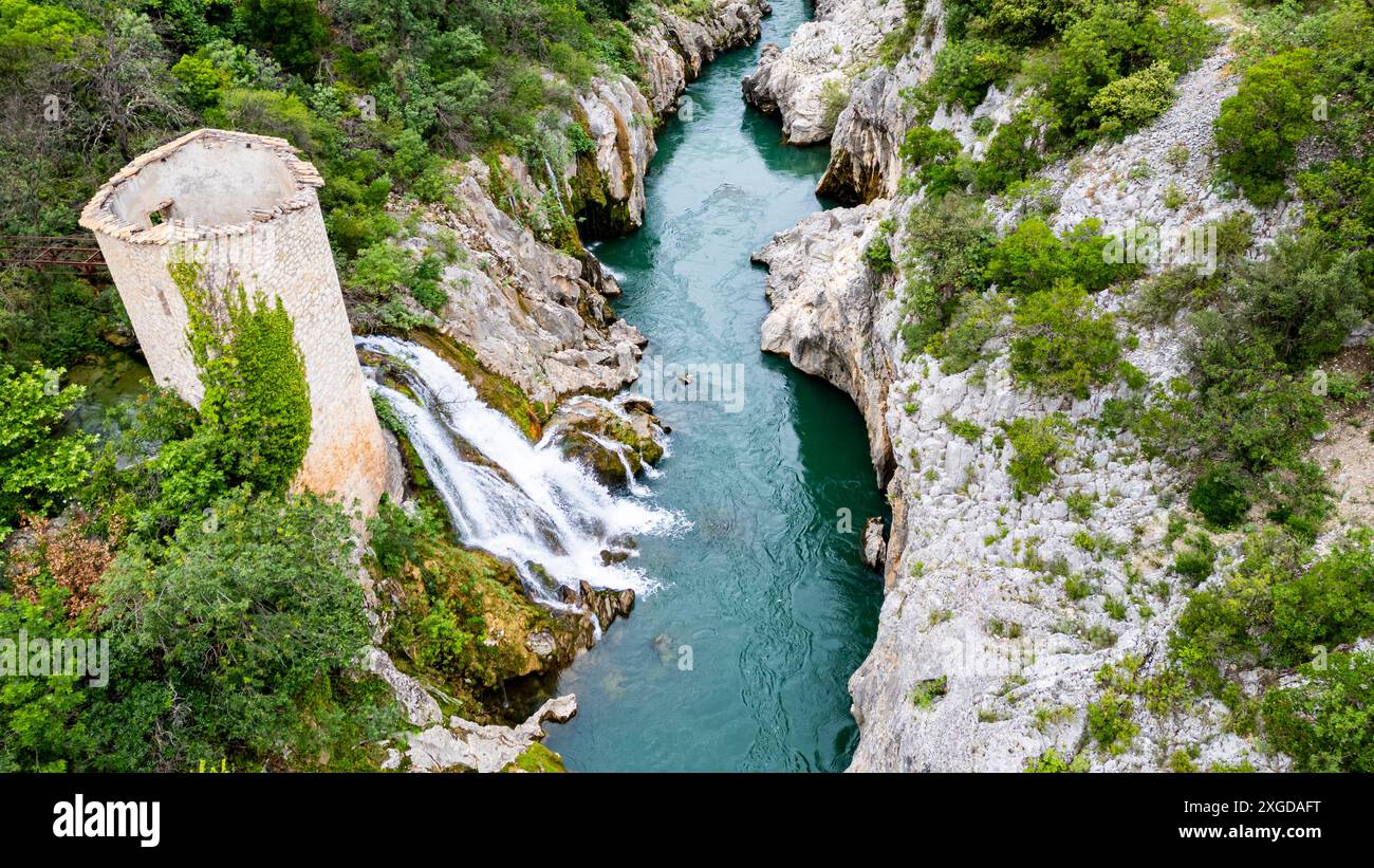 Luftaufnahme eines alten Wachturms in der Herault-Schlucht, UNESCO-Weltkulturerbe, Causses und Cevennen, Herault, Occitanie, Frankreich, Europa Stockfoto