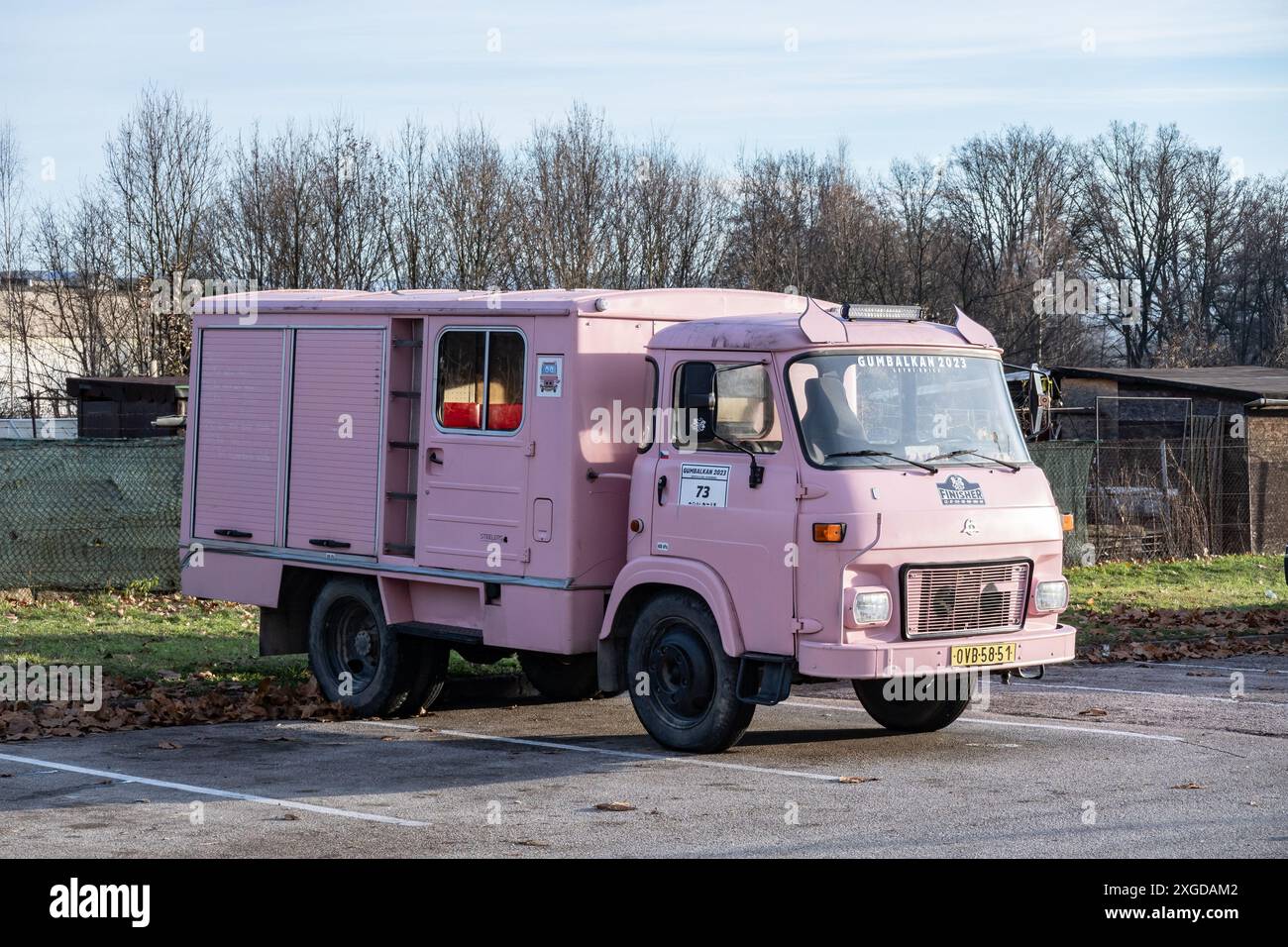 HAVIROV, TSCHECHISCHE REPUBLIK - 28. DEZEMBER 2023: Avia A31 Czech Light Truck, rosa Gumbalkan 2023 Rennausgabe Stockfoto