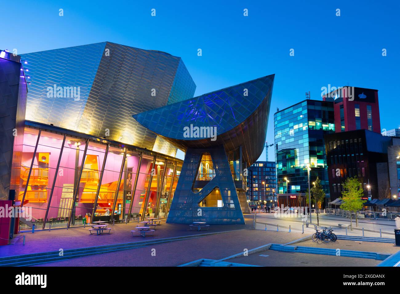 The Lowry Centre in der Abenddämmerung, Salford Quays, Greater Manchester, England, Vereinigtes Königreich, Europa Stockfoto