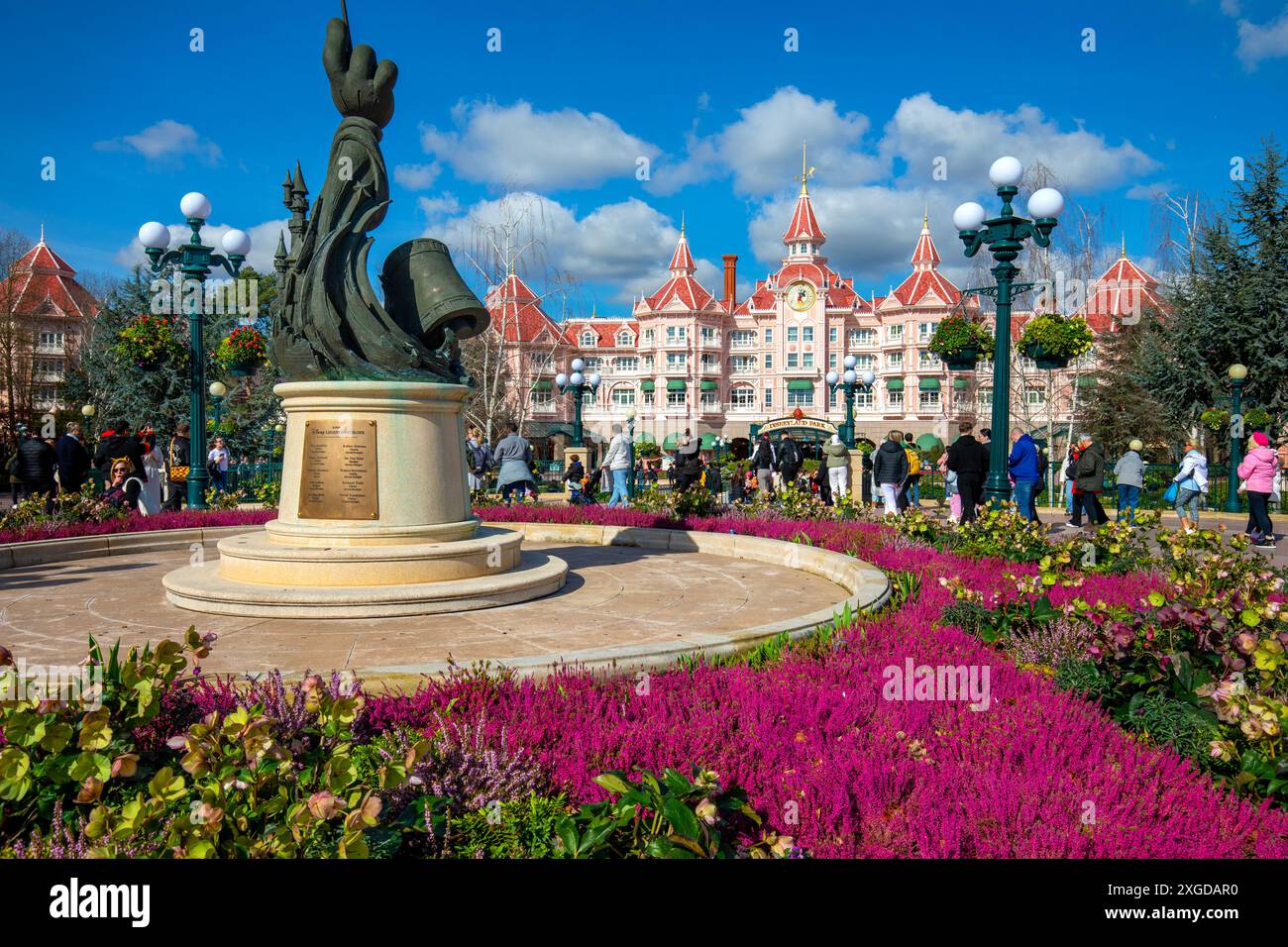 Blumen am Eingang zum Euro Disneyland, Disneyland Hotel, Paris, Frankreich, Europa Stockfoto