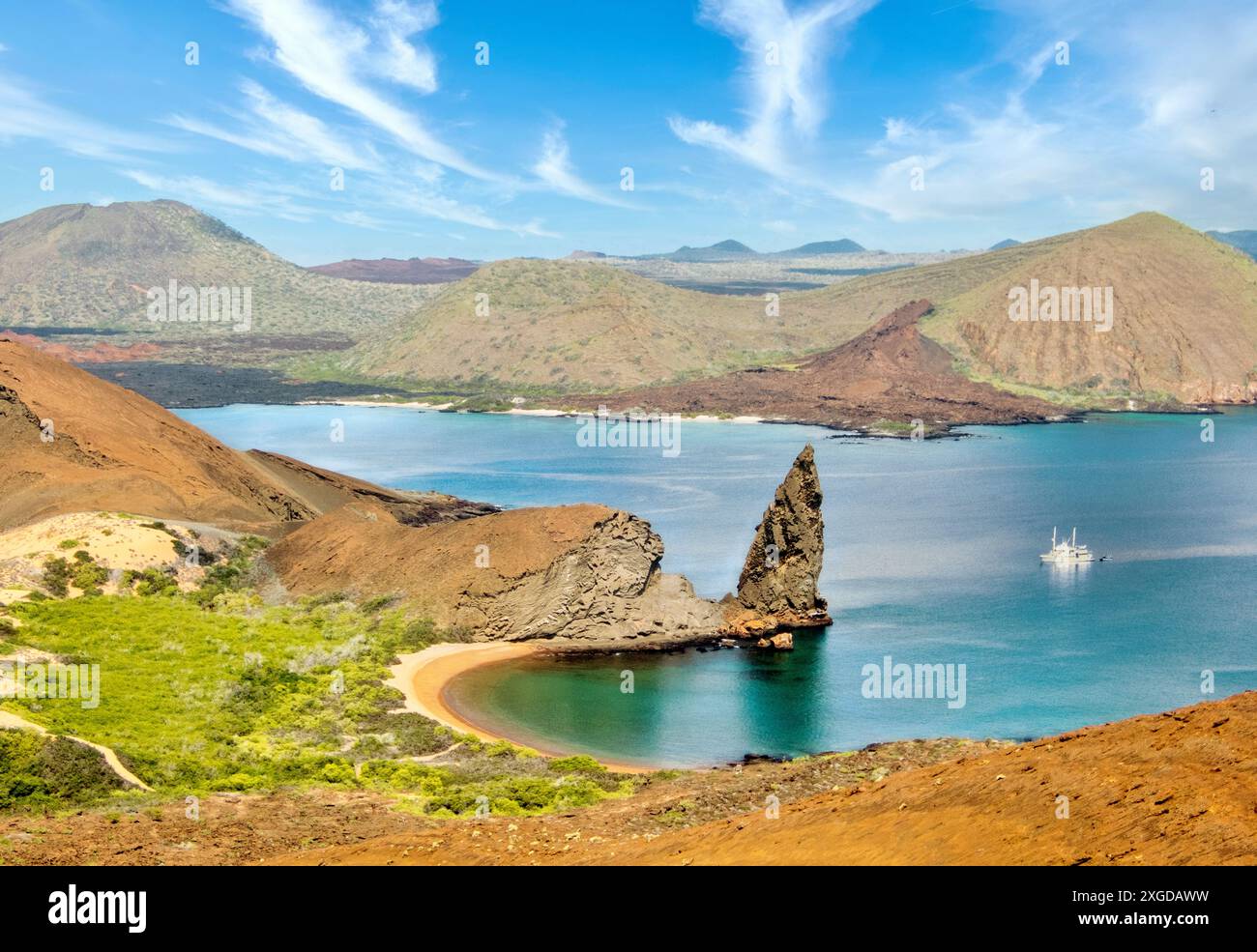 Bartolome Island mit Pinnacle Rock, einem vulkanischen Stecker, auf der rechten Seite, ein Ort im Film Meister und Kommandant von 2003, Galapagos Islands, UNESCO World Stockfoto