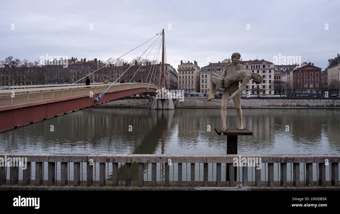 Stadtbild der Stadt Lyon in Frankreich vom Flussufer der Saone mit der Skulptur „das Gewicht des eigenen selbst“ im Vordergrund vor t Stockfoto