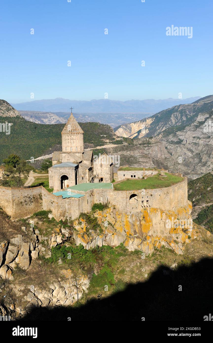 Tatev-Kloster am Rande einer tiefen Schlucht des Flusses Worotan, Provinz Syunik im Südosten Armeniens, Eurasien Stockfoto