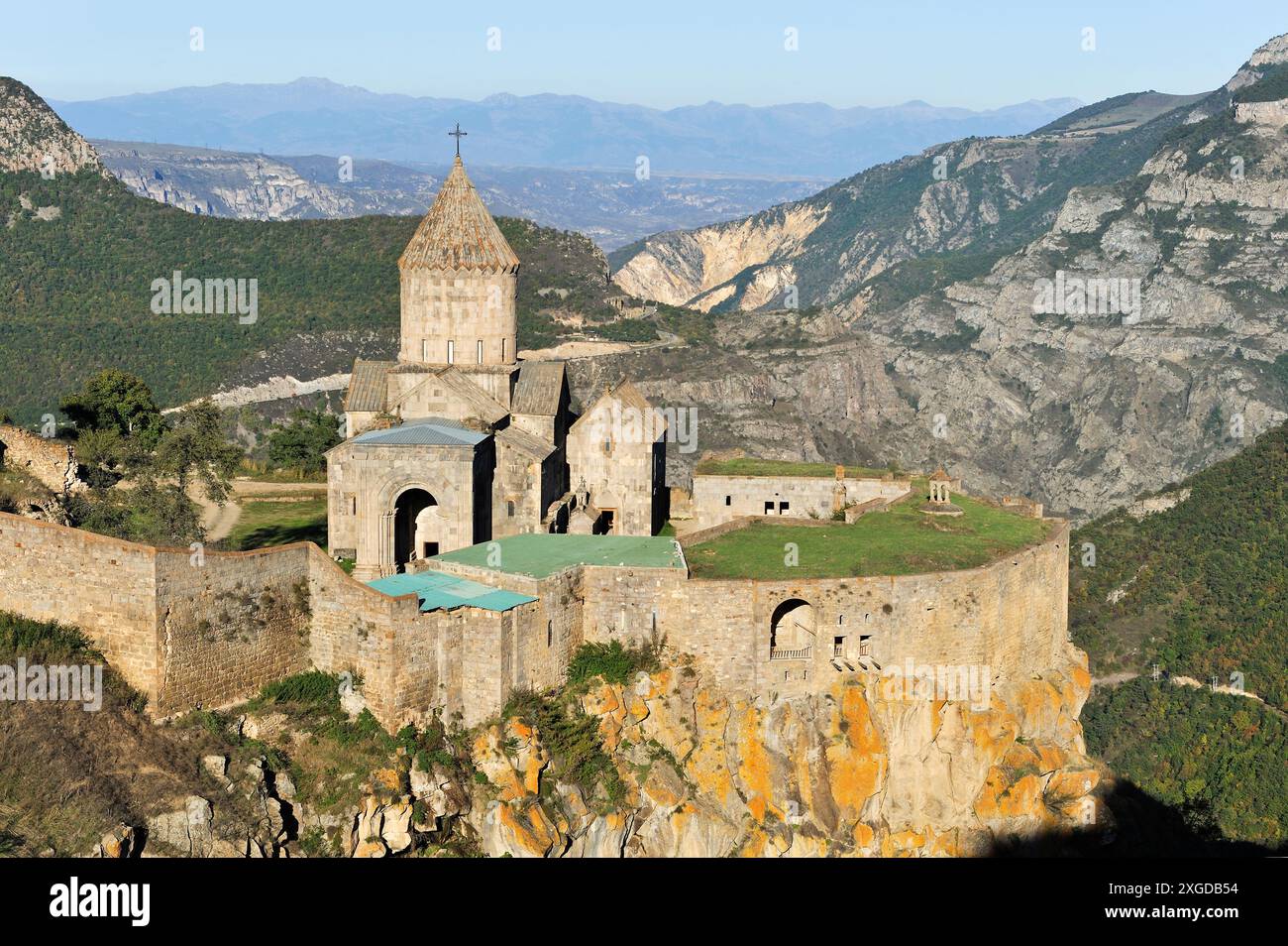 Tatev-Kloster am Rande einer tiefen Schlucht des Flusses Worotan, Provinz Syunik im Südosten Armeniens, Eurasien Stockfoto
