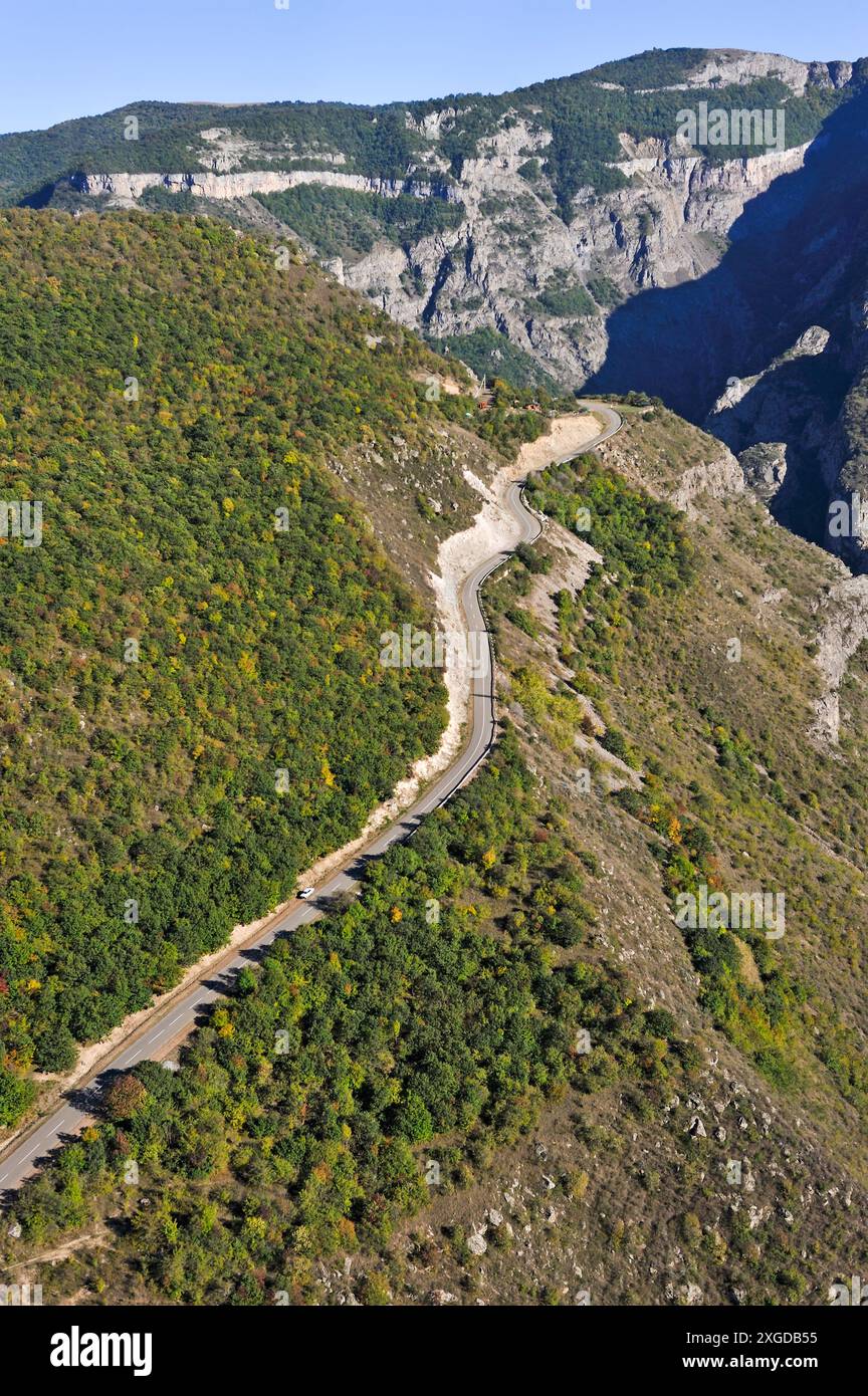 Straße, die über die tiefe Schlucht des Vorotan River hinausragt, von der Seilbahn aus gesehen, die das Dorf Halidzor in der Provinz Syunik im Südosten des Arms verbindet Stockfoto