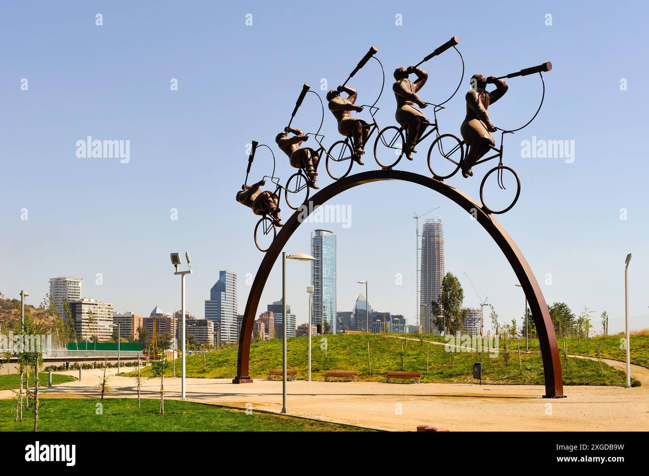 La Busqueda, Skulptur von Hernan Puelma, an der Promenade entlang des Mapocho-Flusses, mit dem intelligenten und finanziellen Viertel Sanhattan in der Ba Stockfoto