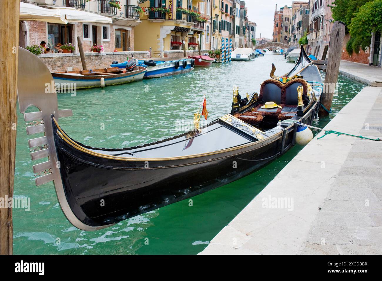 Eine einsame Gondelbahn, die entlang der Fondamenta Rezzonico, Venedig, UNESCO-Weltkulturerbe, Veneto, Italien, Europa vor Anker liegt Stockfoto