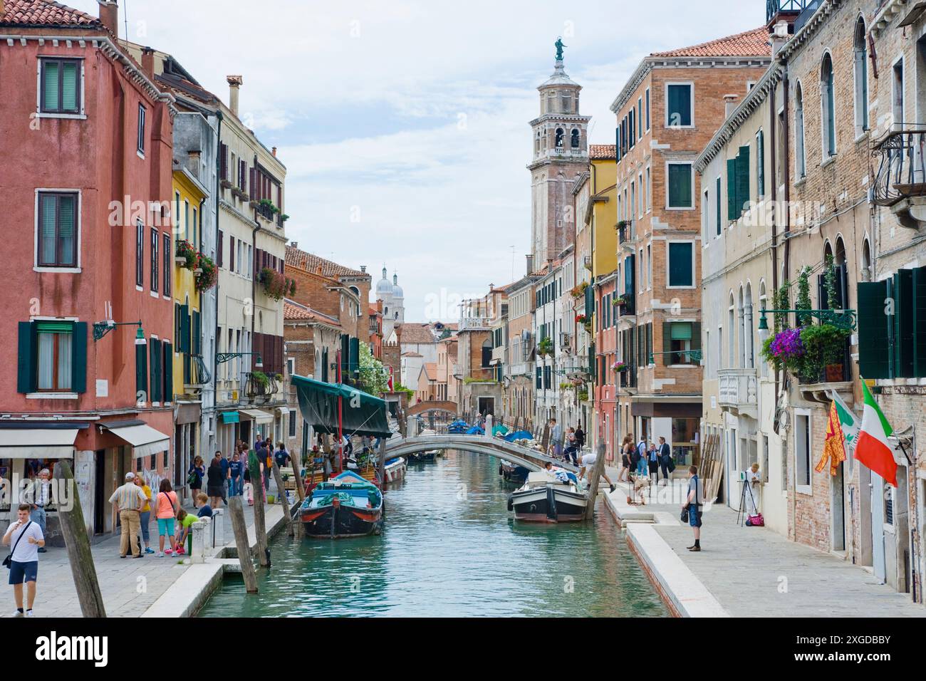 Fondamenta del Squero, Ponte dei Pugni mit der Kirche Santa Maria Dei Carmini im Hintergrund, Venedig, UNESCO-Weltkulturerbe, Venet Stockfoto