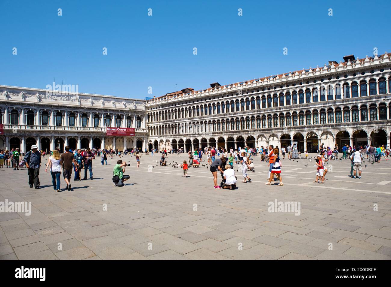 Blick auf die Piazza de San Marco (Markusplatz), gegenüber der Basilika San Marco (Markusdom) mit der Procuratorie Vecchie, die sich erstreckt Stockfoto