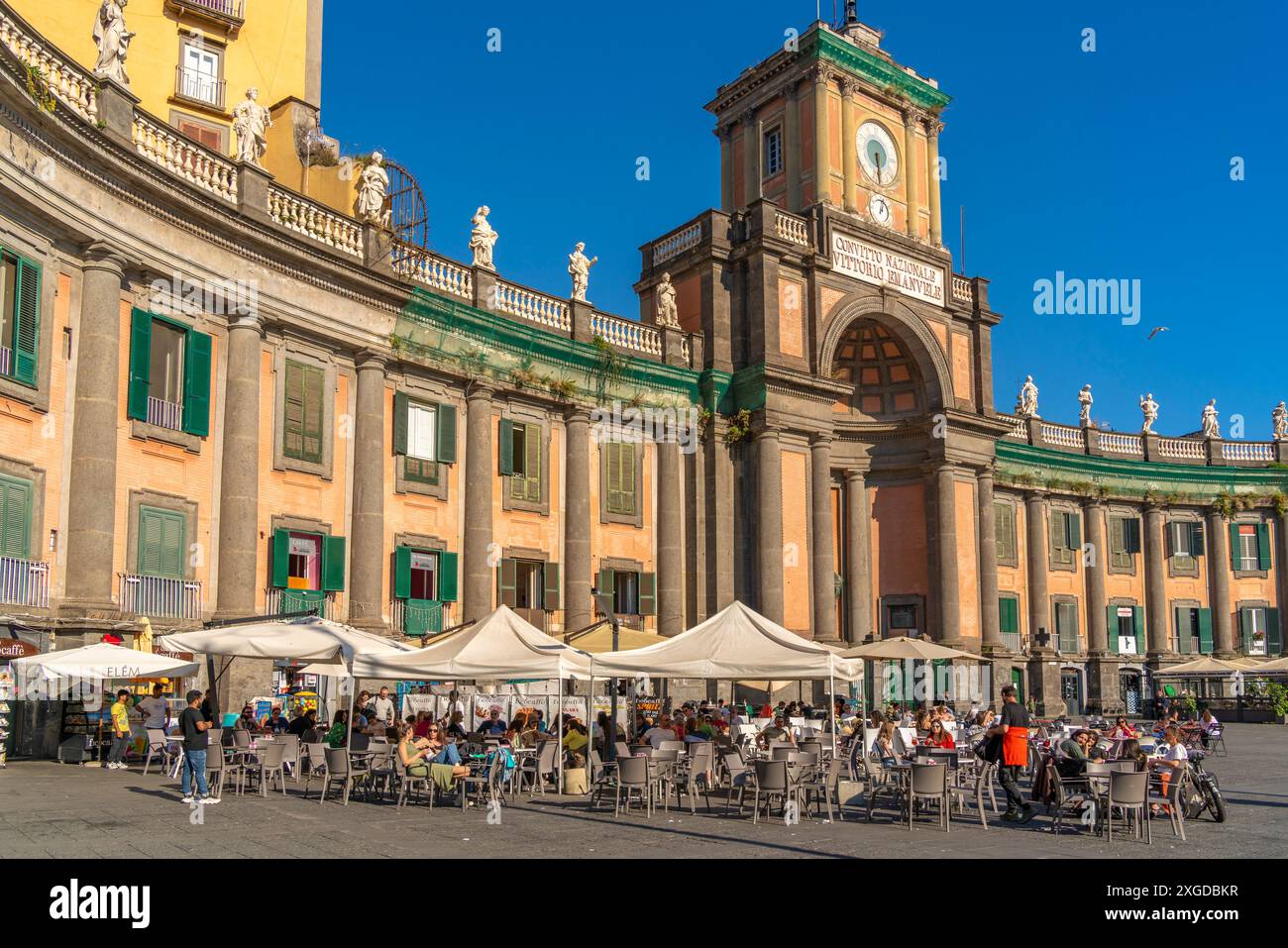 Blick auf das Essen im Freien im Café und in der Bar auf der Piazza Dante, historisches Zentrum, UNESCO-Weltkulturerbe, Neapel, Kampanien, Italien, Europa Stockfoto