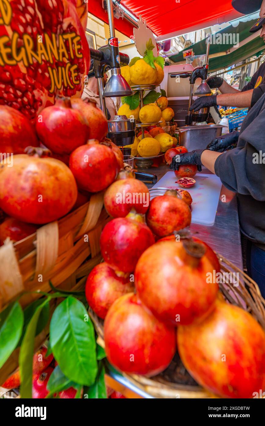 Blick auf frische Fruchtgetränke von Zitrone und Granatapfel, hergestellt in engen Straßen, Sorrent, Kampanien, Italien, Mittelmeer, Europa Stockfoto
