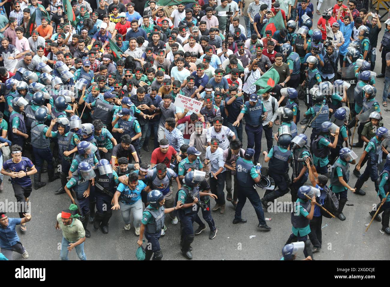 Dhaka, Wari, Bangladesch. Juli 2024. Studenten und Jobanwärter mit Nationalflaggen nehmen am 8. Juli 2024 an einem protestmarsch in Dhaka Teil, bei dem sie die Abschaffung von "diskriminierenden" Quoten für begehrte Regierungsjobs fordern, einschließlich der Reservierung von Posten für Kinder der Helden der Befreiung. (Kreditbild: © Habibur Rahman/ZUMA Press Wire) NUR REDAKTIONELLE VERWENDUNG! Nicht für kommerzielle ZWECKE! Quelle: ZUMA Press, Inc./Alamy Live News Stockfoto