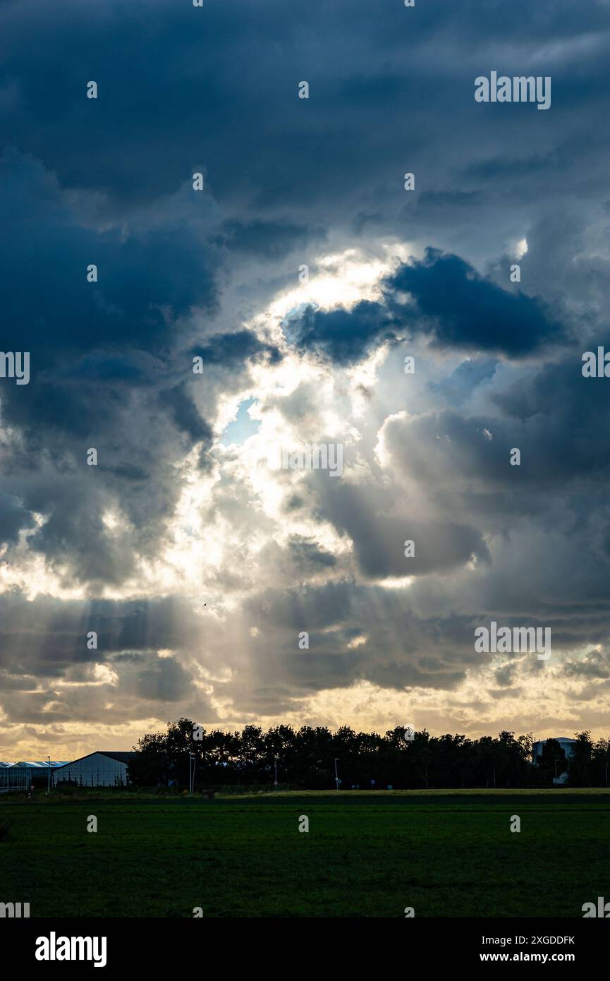 Dramatisches Naturbild von Sonnenstrahlen oder krepuskulären Strahlen. Stockfoto