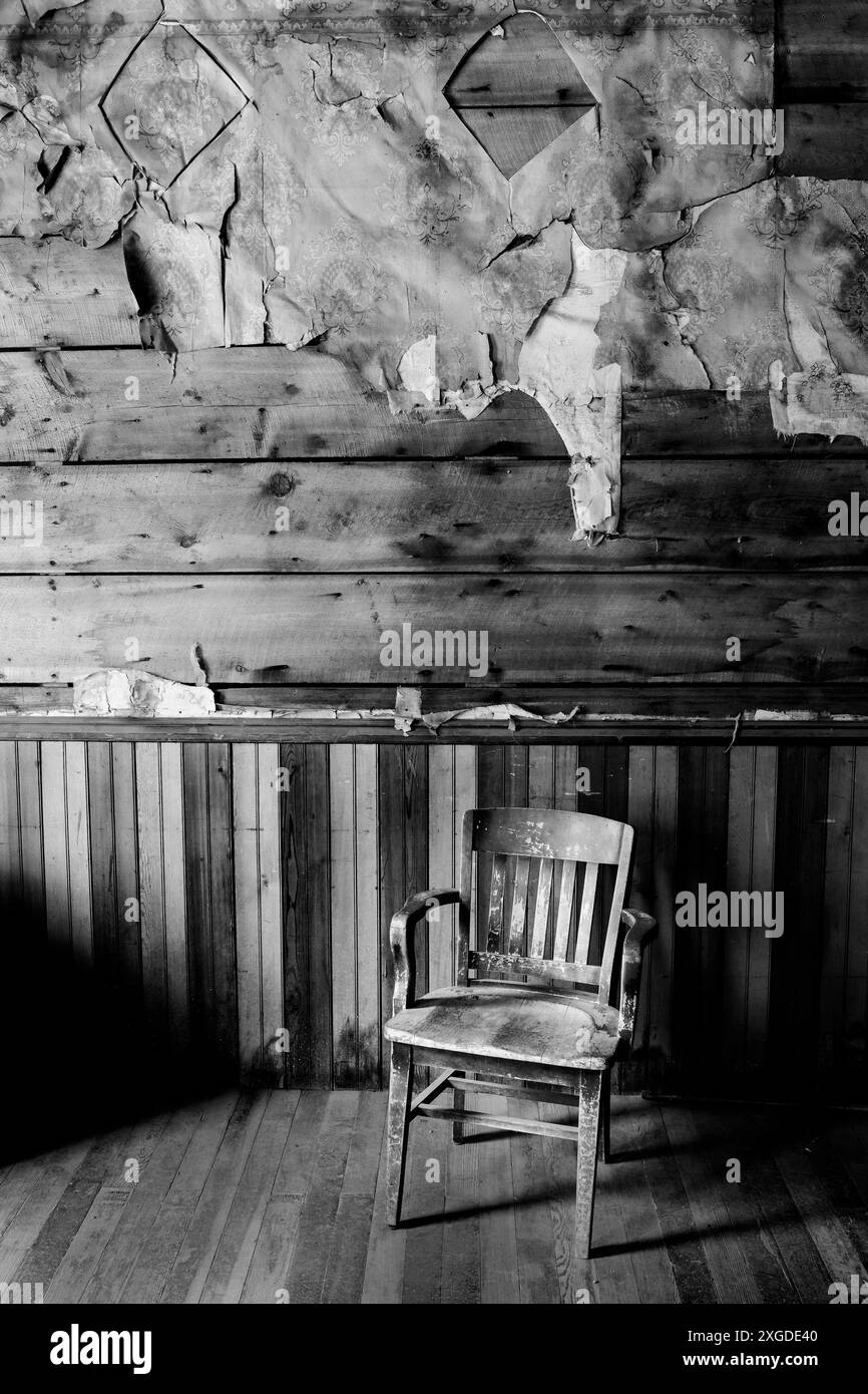 MT00247-00-BW...MONTANA - ein Stuhl im J K Wells Hotel in der Geisterstadt Garnet. Stockfoto