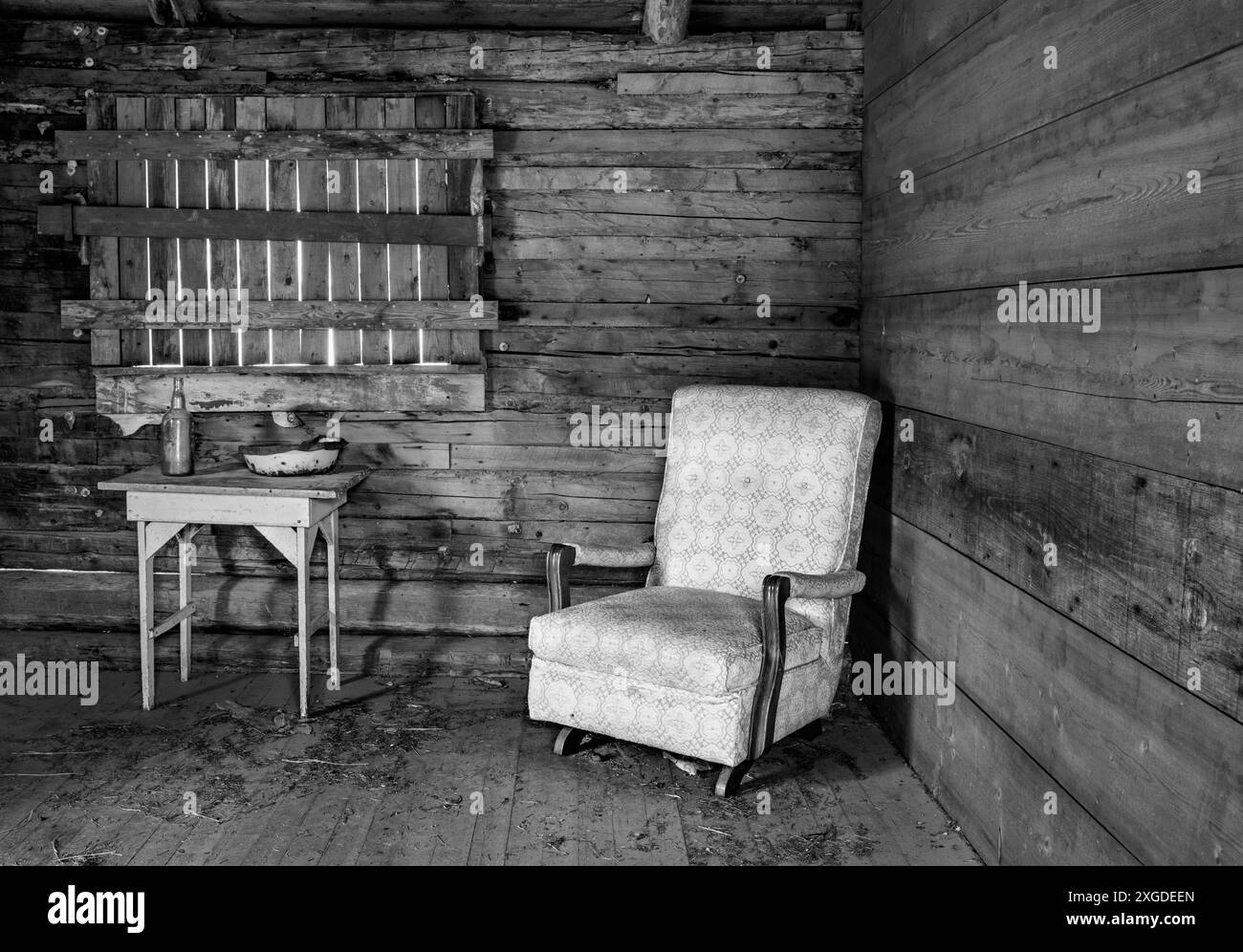 MT00250-00-BW...MONTANA - Weißer Stuhl und Tisch in der Geisterstadt Garnet. Stockfoto