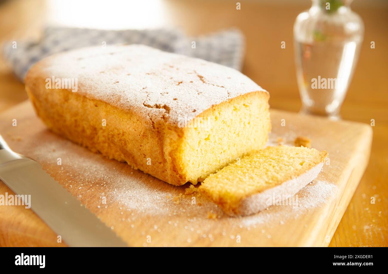 Glutenfreier Zitronen-Nieselkuchen Stockfoto