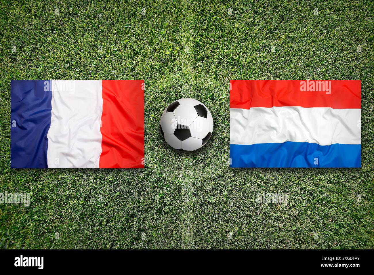 Frankreich vs. Niederlande Flaggen auf grünem Fußball- oder Fußballfeld Stockfoto