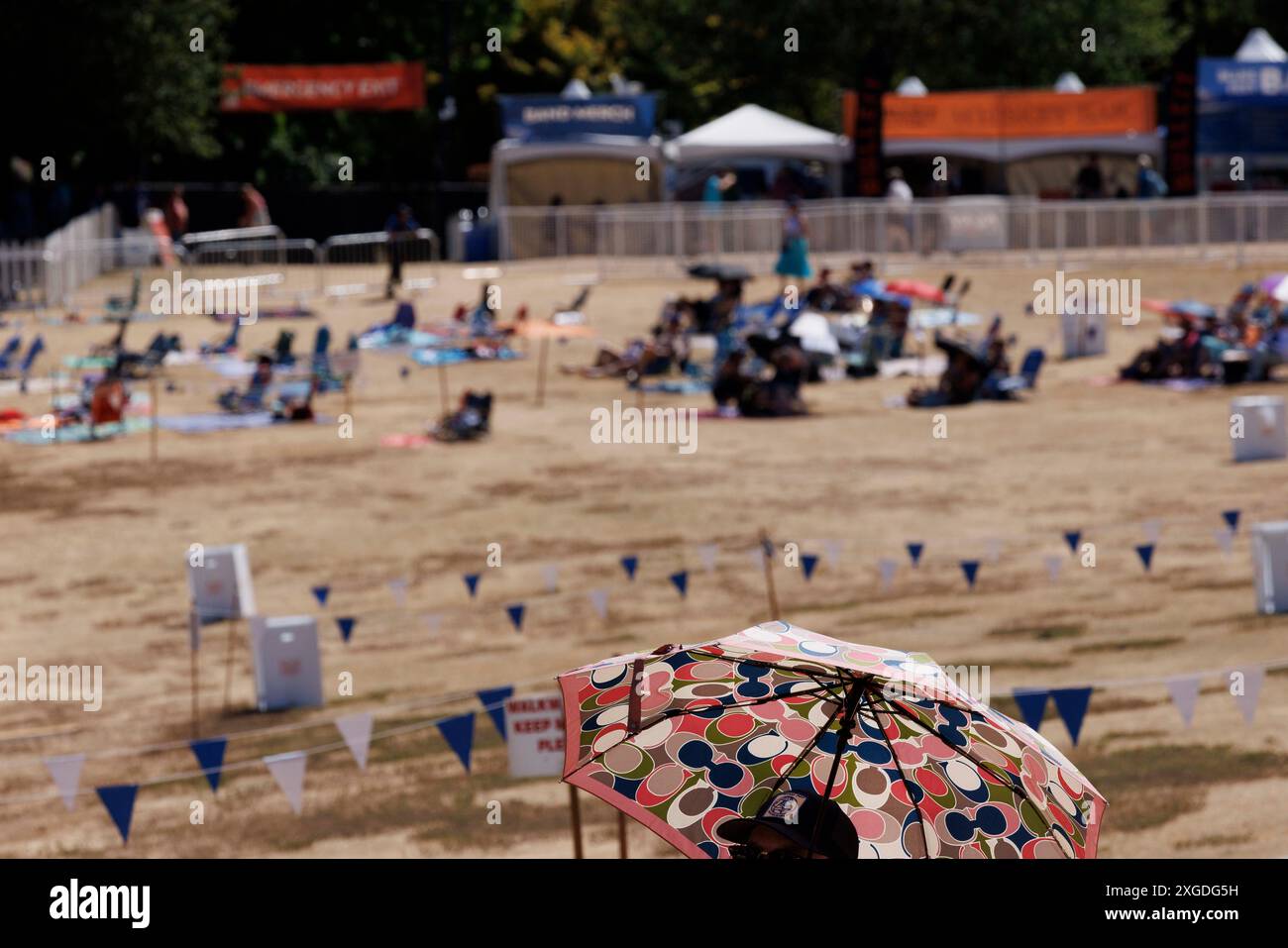 Portland, USA. Juli 2024. Von der nördlichen „Blues Stage“ bis zur südlichen „Main Stage“ schrumpften die Temperaturen von annähernd 100 Grad Celsius. Am Sonntag, dem 7. Juli, nahmen die Menschenmassen beim Waterfront Blues Festival in Portland, Oregon, ab, an dem normalerweise der meistbesuchte Tag der viertägigen Veranstaltung. (Foto: John Rudoff/SIPA USA) Credit: SIPA USA/Alamy Live News Stockfoto