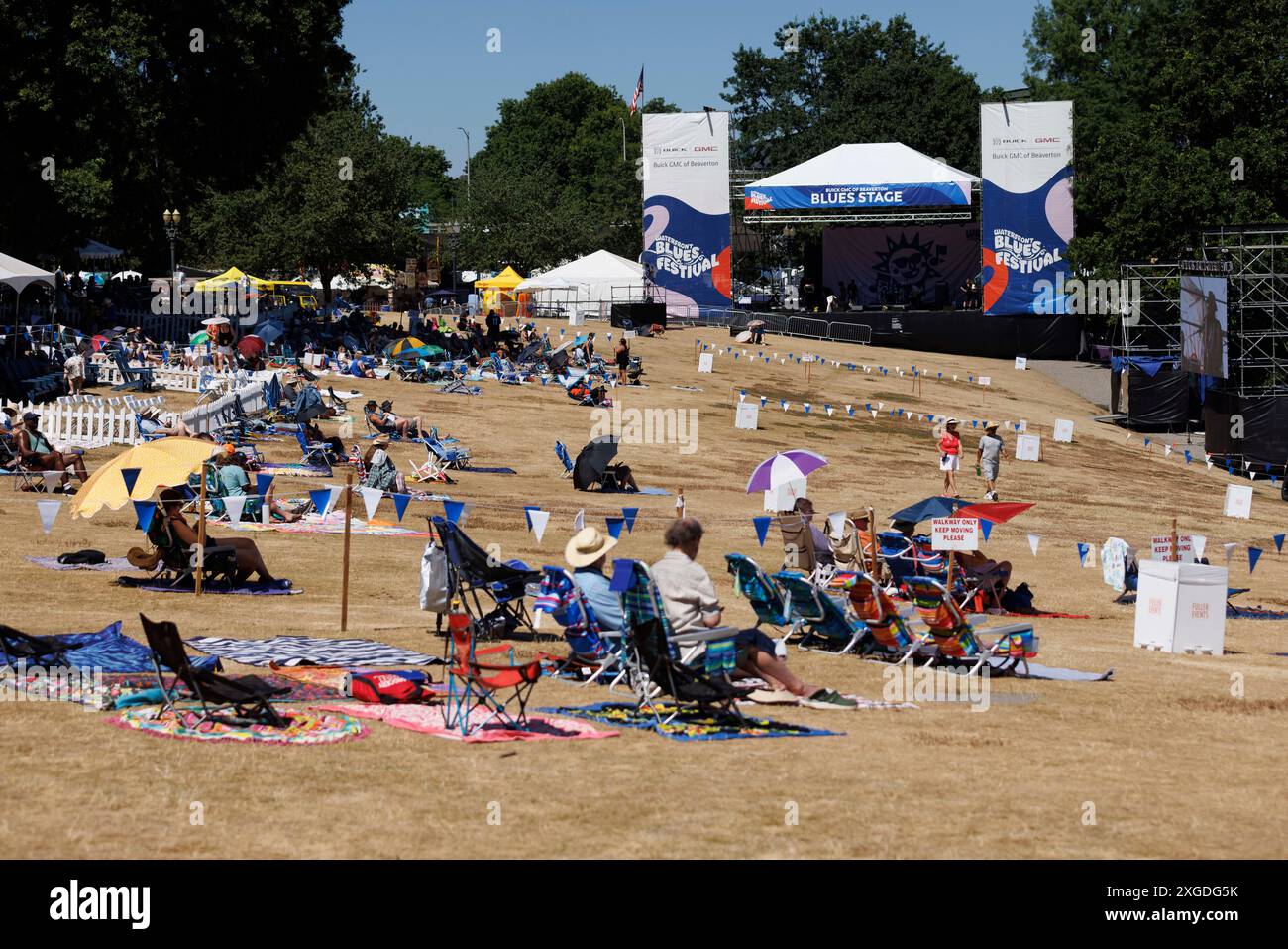 Portland, USA. Juli 2024. Von Süden nach Norden schauten die Temperaturen nahe 100 Grad Celsius nach unten am Sonntag, dem 7. Juli, dem Waterfront Blues Festival in Portland, Oregon, an dem meist besuchten Tag der viertägigen Veranstaltung. (Foto: John Rudoff/SIPA USA) Credit: SIPA USA/Alamy Live News Stockfoto