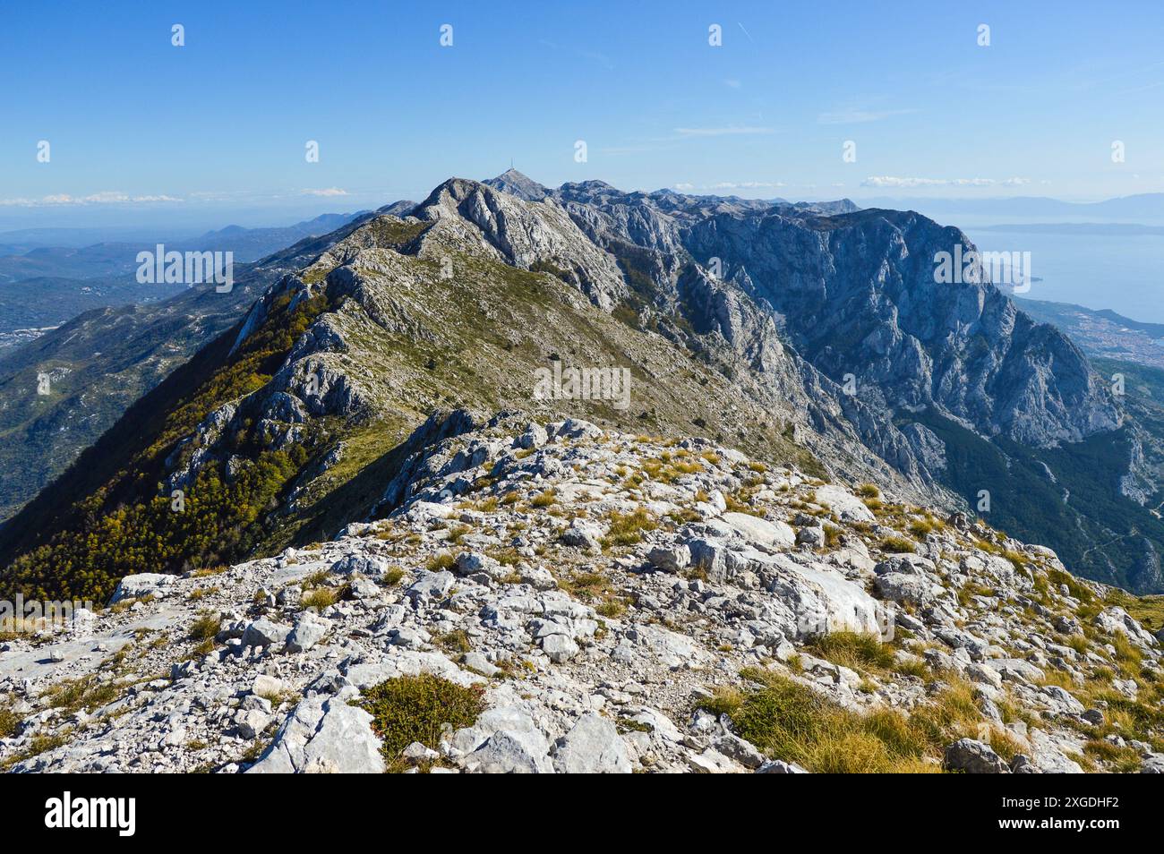Biokovo Bergkette fotografiert vom Gipfel Šćirovac Stockfoto