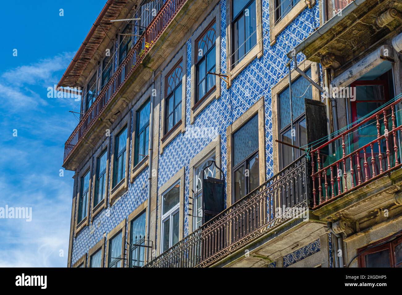 Porto, die portugiesische Stadt, die weltweit für ihren Namensvetter berühmt ist, wurde an der Mündung des Flusses Douro erbaut, bevor er in den Atlantik mündet Stockfoto