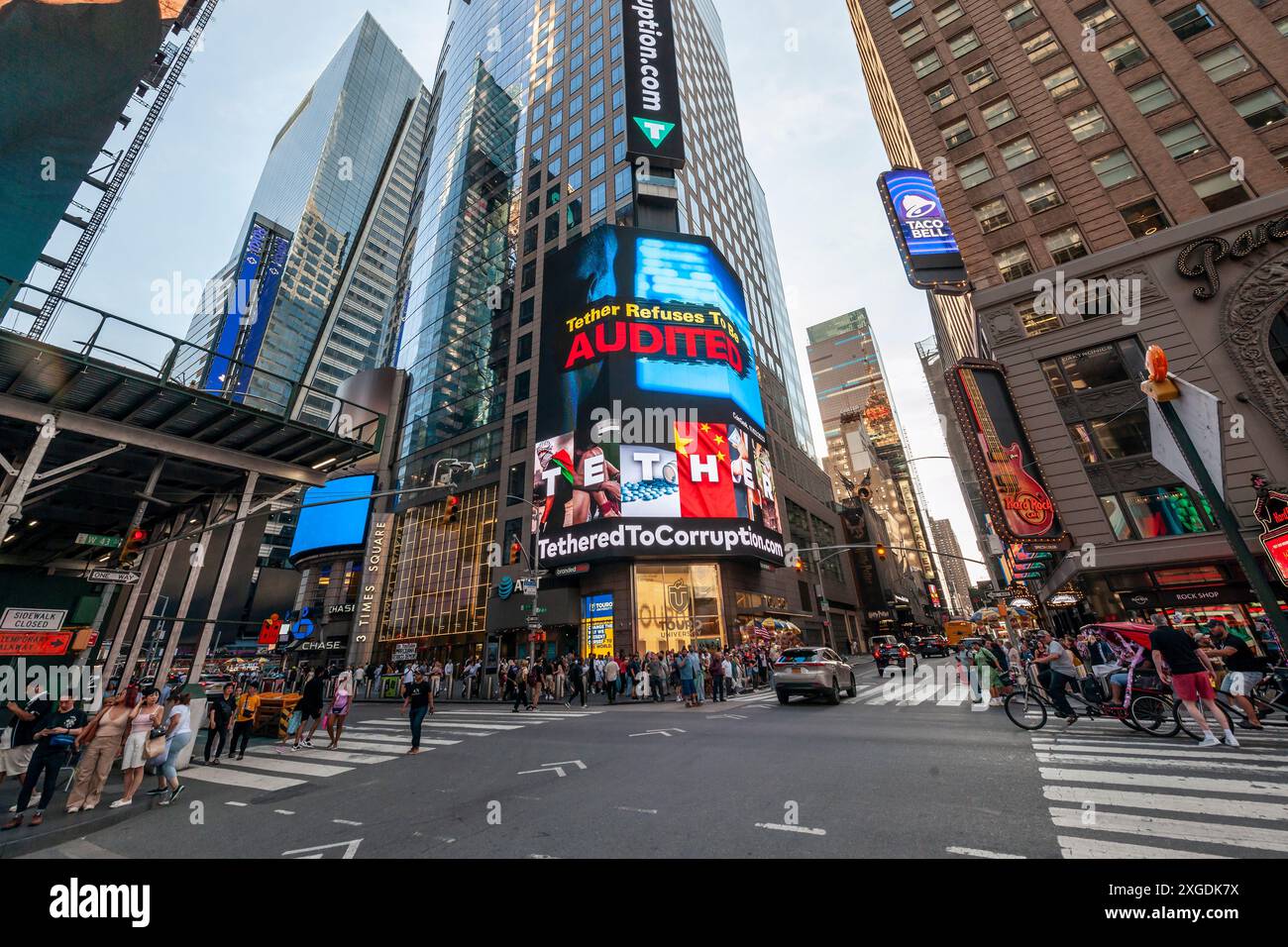 Werbung am Times Square in New York am Mittwoch, den 3. Juli 2024, wirft der Kryptowährung Tether vor, in Terrorismus verwickelt zu sein, die chinesische Regierung, Russland vermeidet Sanktionen und zahlreiche andere Ungerechtigkeiten. (© Richard B. Levine) Stockfoto