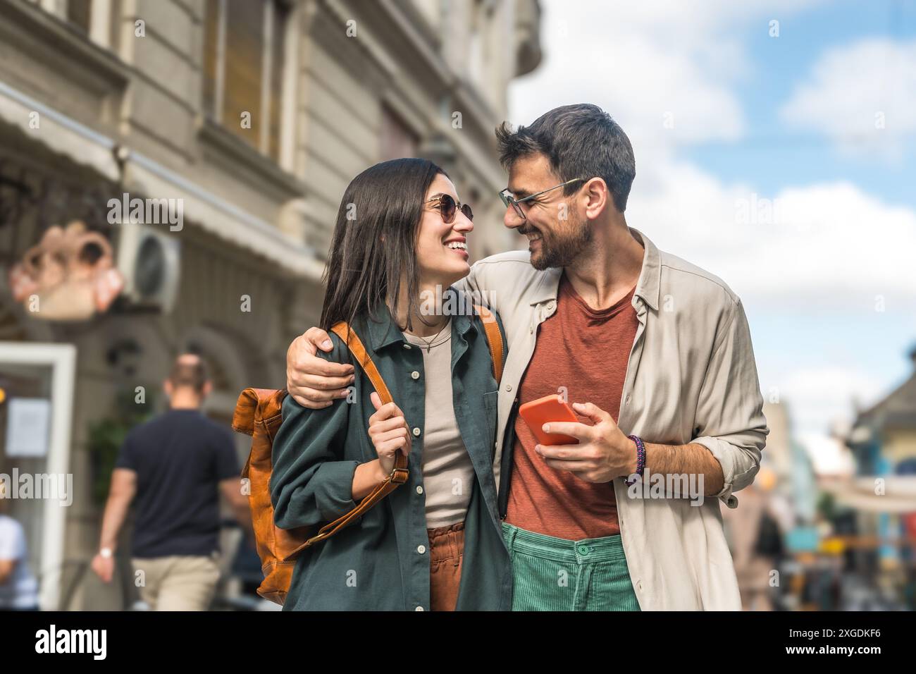 Junge, reizende Paare, Reisende und Touristen, reisen in ihren Flitterwochen um die Welt. Wunderschöne unabhängige, aufgeschlossene Menschen haben die Freiheit, Countr zu besuchen Stockfoto