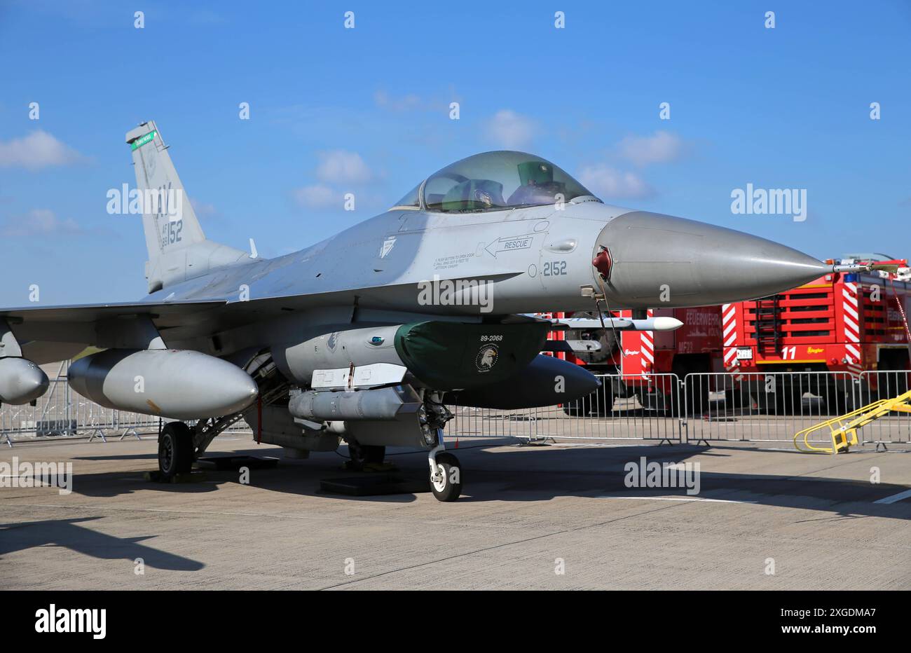 Ein Kampfflugzeug der amerikanischen Luftwaffe US Air Force USAF vom Typ Lockheed Martin F-16C Fighting Falcon auf der ILA in Berlin. Die Maschine ist auf der Aviano Air Base in Italien stationiert und gehört zum 555th Fighter Squadron Triple Nickel . Ein Kampfflugzeug der amerikanischen Luftwaffe US Air Force USAF vom Typ Lockheed Martin F-16C Fighting Falcon auf der ILA in Berlin. Die Maschine ist auf der Aviano Air Base in Italien stationiert und gehört zum 555th Fighter Squadron Triple Nickel . Berlin Berlin Deutschland *** Ein Lockheed Martin F 16C Kampfflugzeug der USA Stockfoto