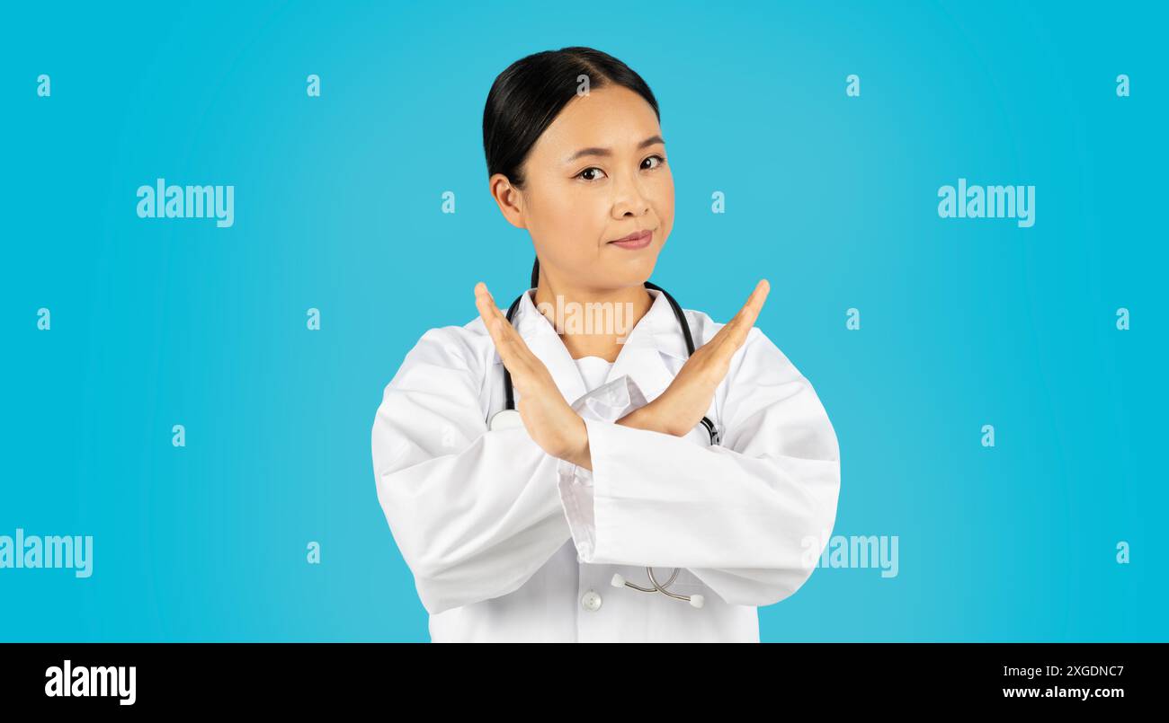 Frau Doktor Macht Stop Geste Vor Blauem Hintergrund Stockfoto