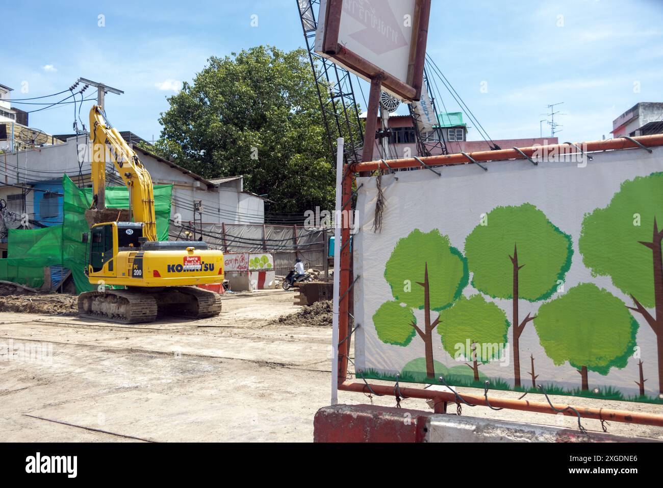 BANGKOK, THAILAND, 16. JUNI 2024, Ausgang von der Baustelle der städtischen Infrastruktur im Stadtzentrum Stockfoto